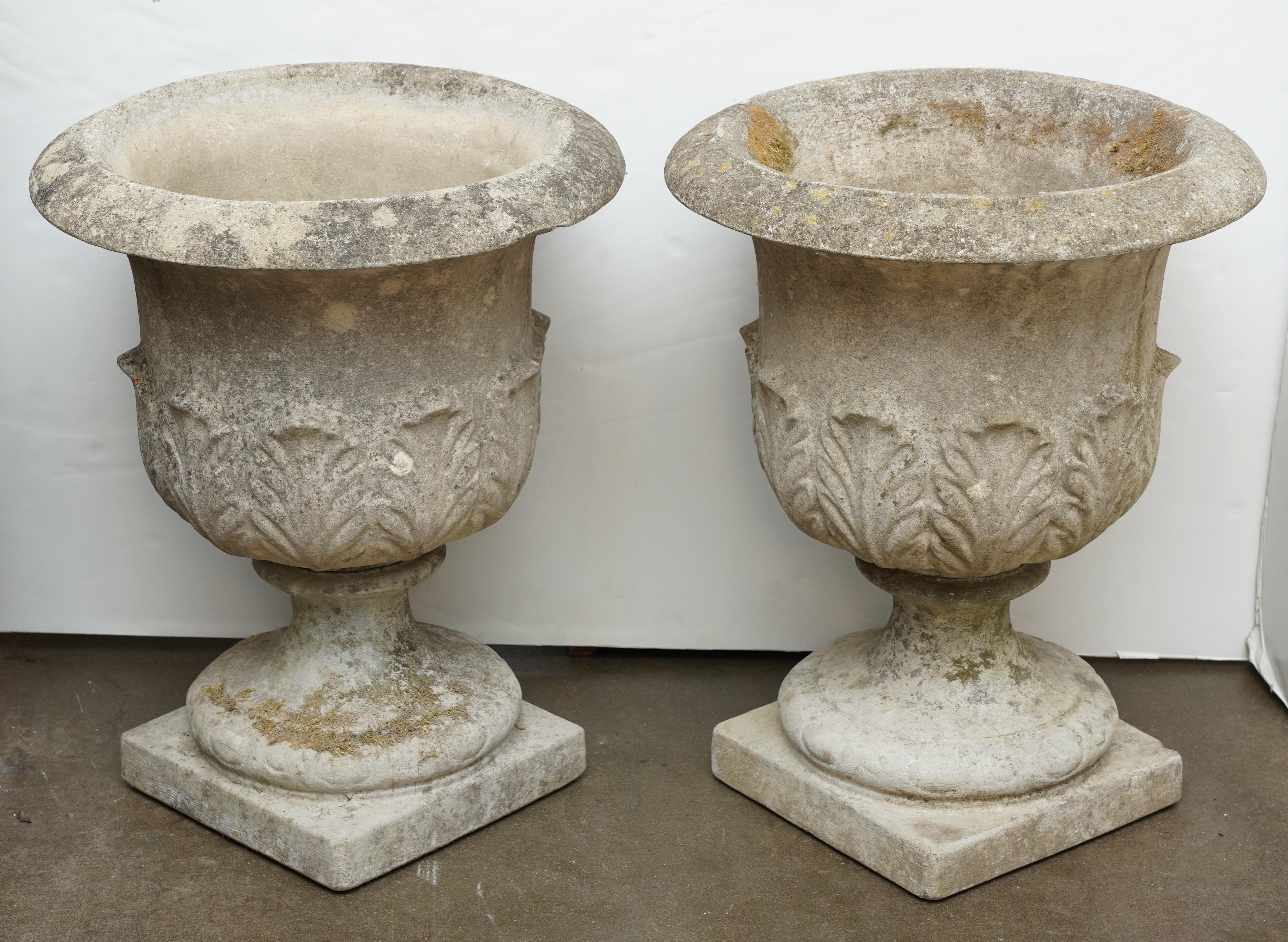 Urnes ou pots en pierre du jardin anglais avec relief d'Acanthus (deux disponibles) en vente 3
