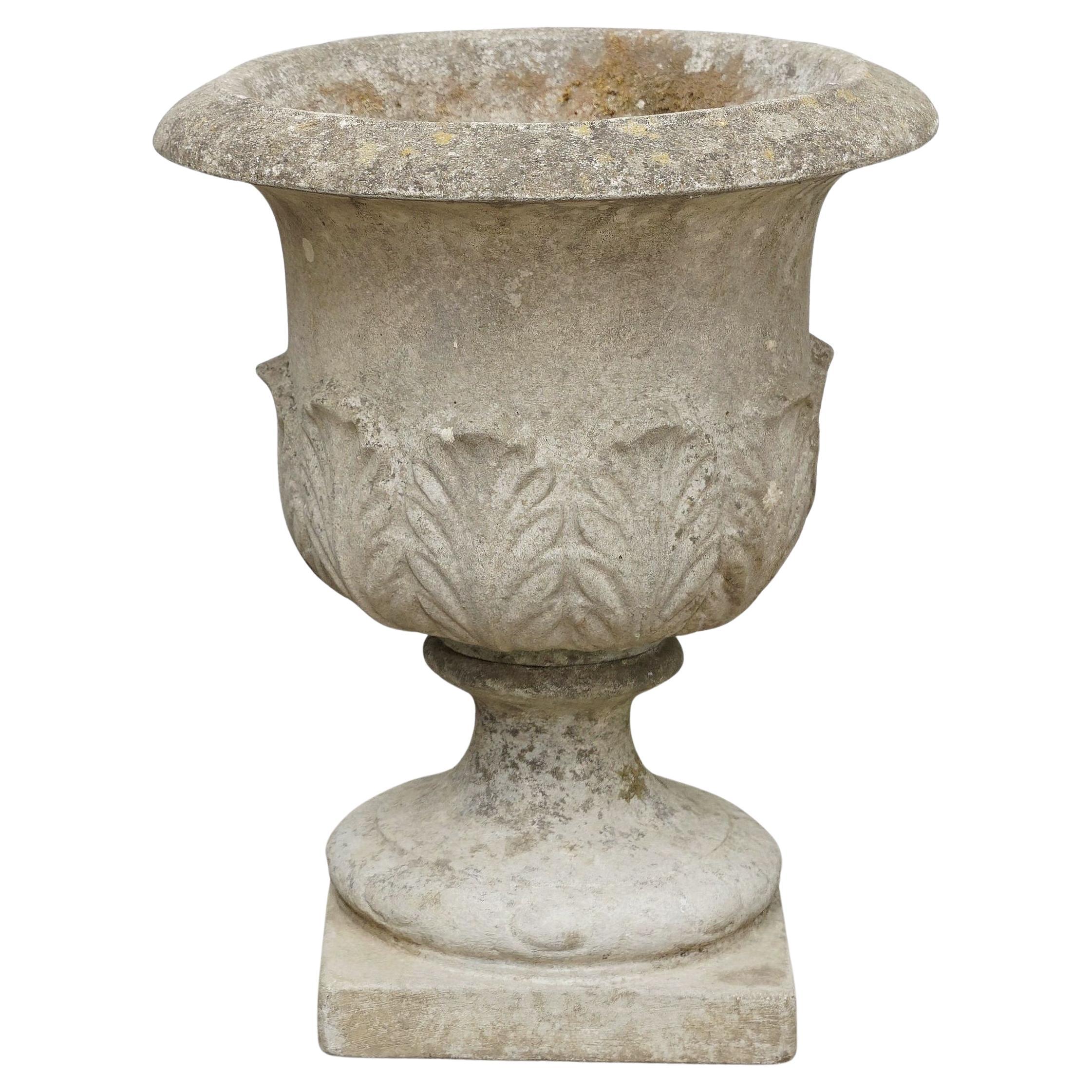 Urnas o Macetas de Piedra de Jardín Inglés con Relieve de Acanto (Dos Disponibles)
