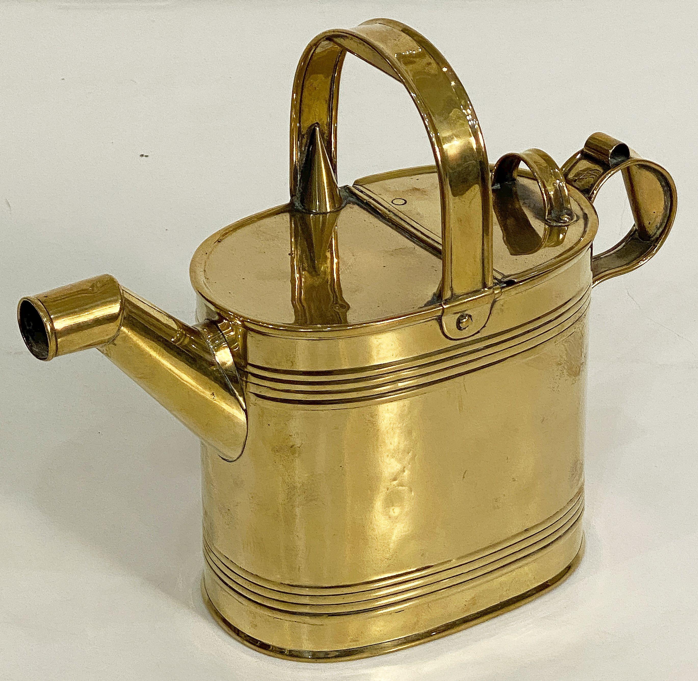 English Garden Watering Can of Brass In Good Condition For Sale In Austin, TX