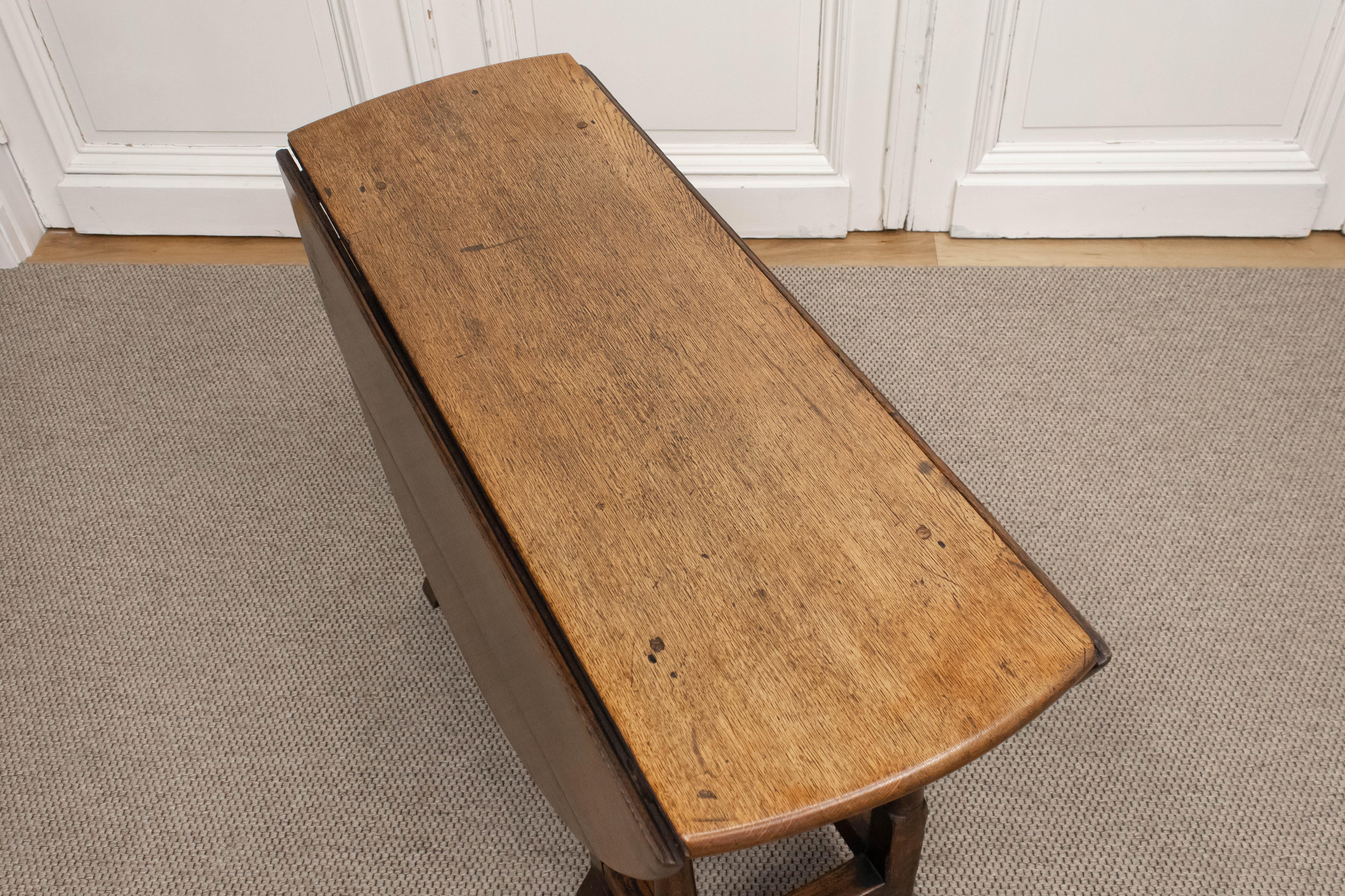 English Gate Leg, Drop Leaf Table Made Of Oak. 19Th Century In Good Condition For Sale In Silvolde, Gelderland