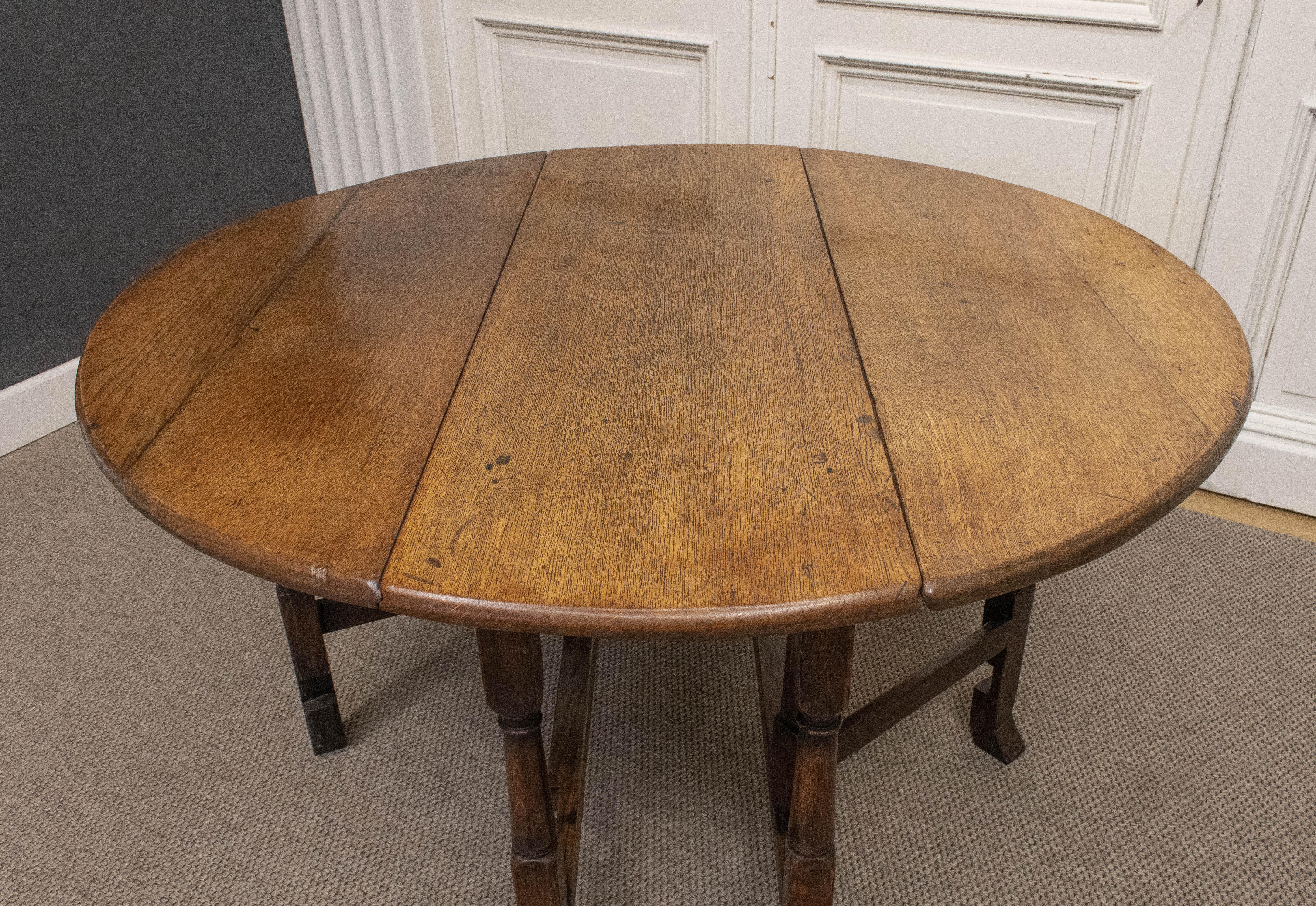 19th Century English Gate Leg, Drop Leaf Table Made Of Oak. 19Th Century For Sale