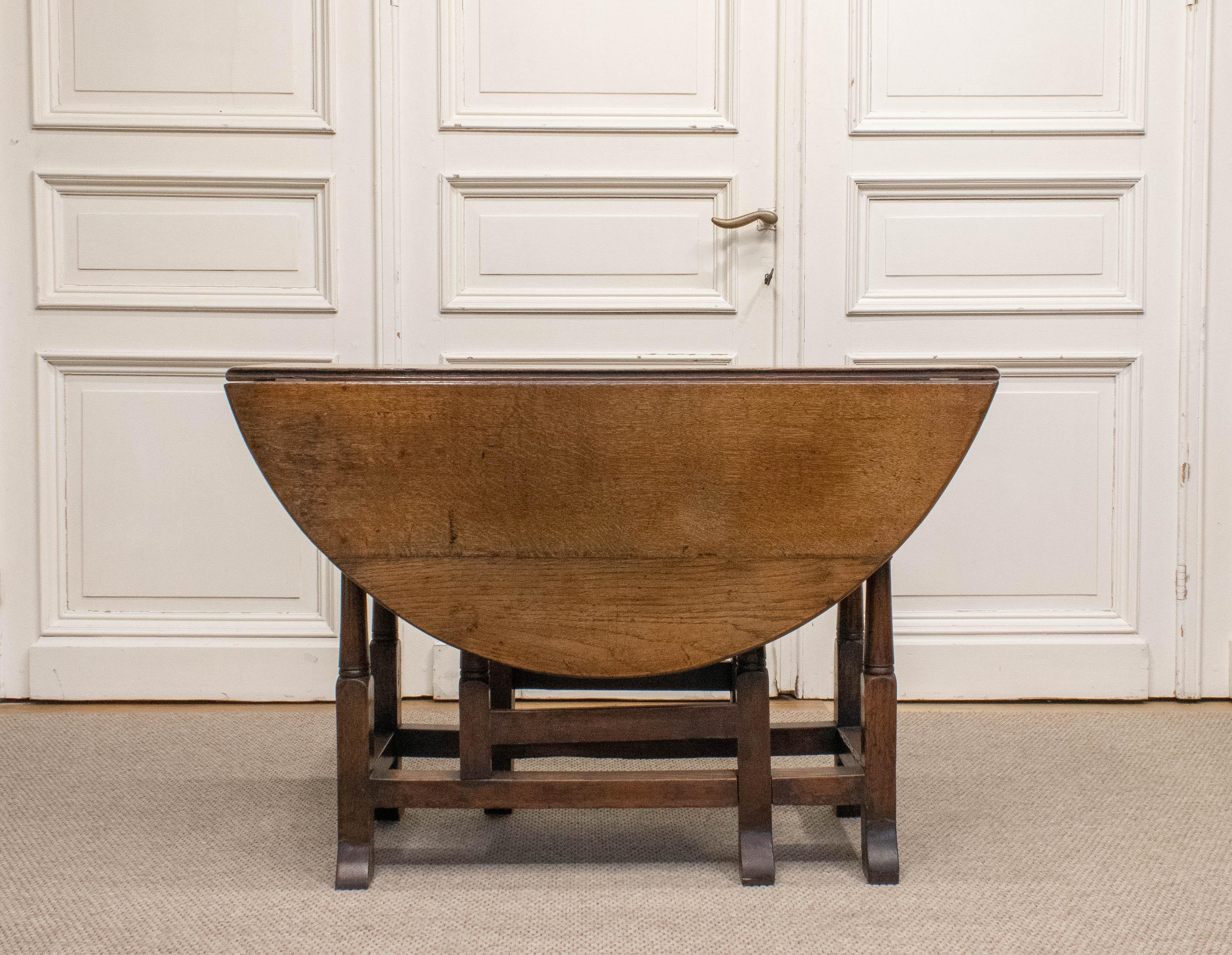 English Gate Leg, Drop Leaf Table Made Of Oak. 19Th Century For Sale 1