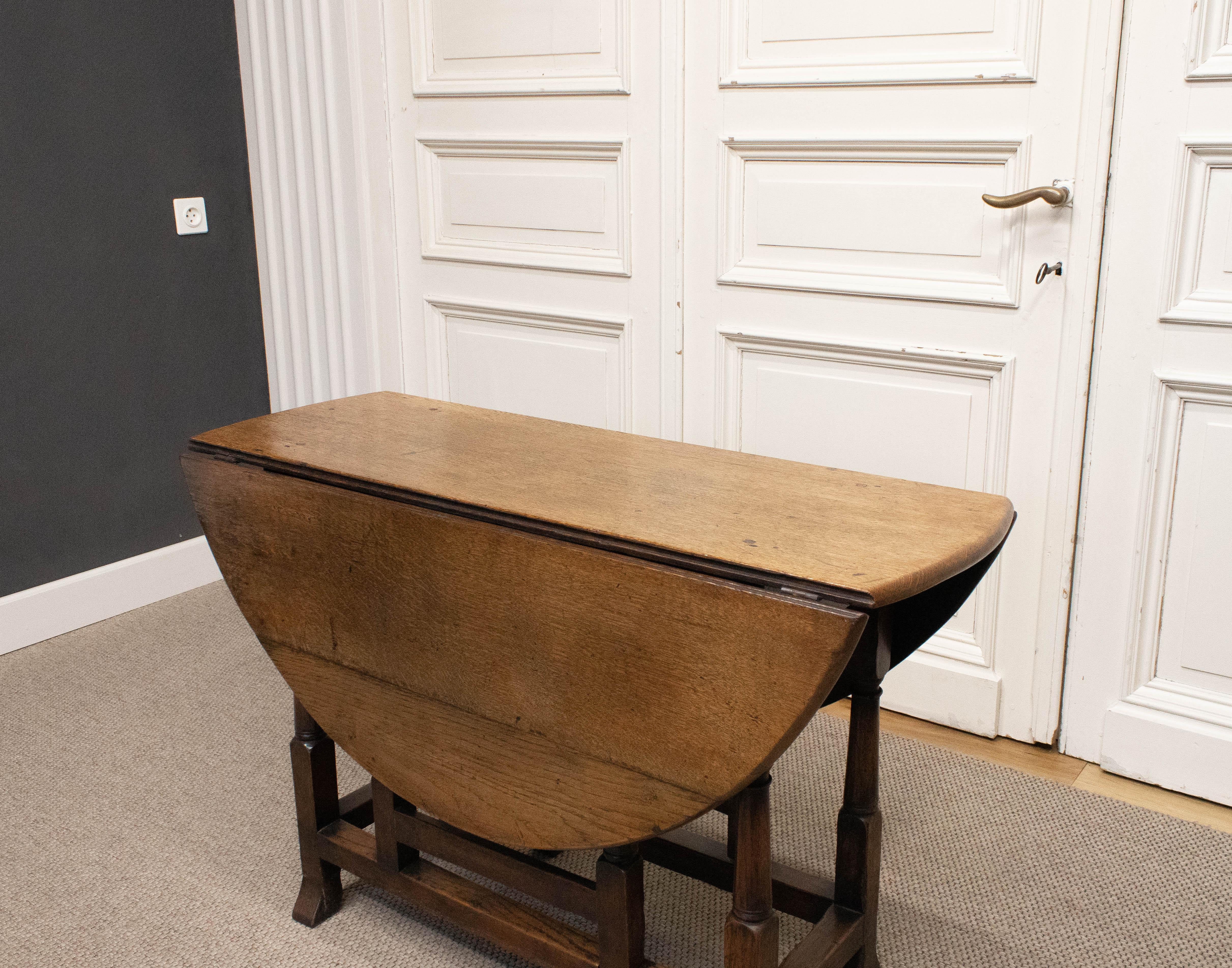 English Gate Leg, Drop Leaf Table Made Of Oak. 19Th Century For Sale 2