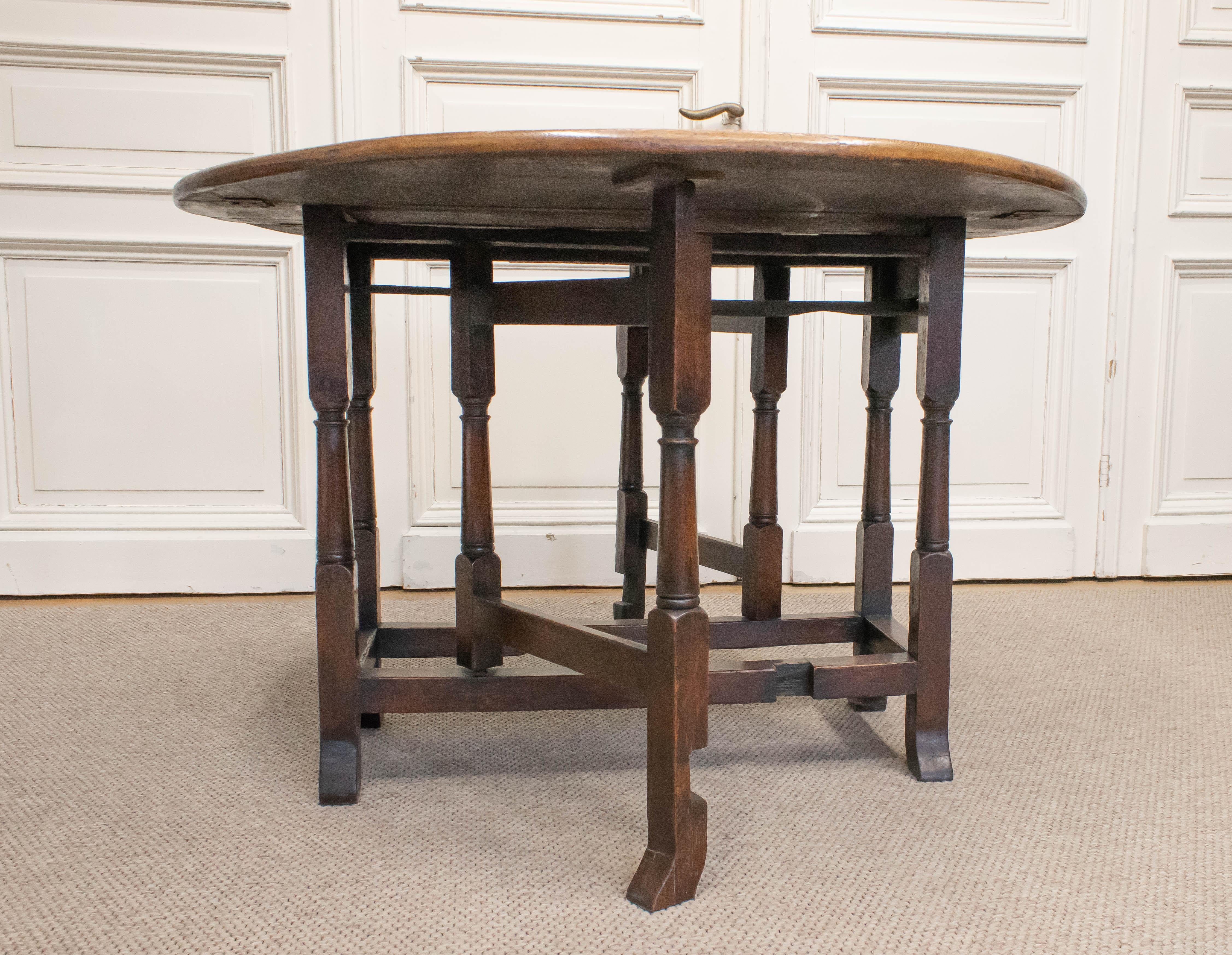 English Gate Leg, Drop Leaf Table Made Of Oak. 19Th Century For Sale 3