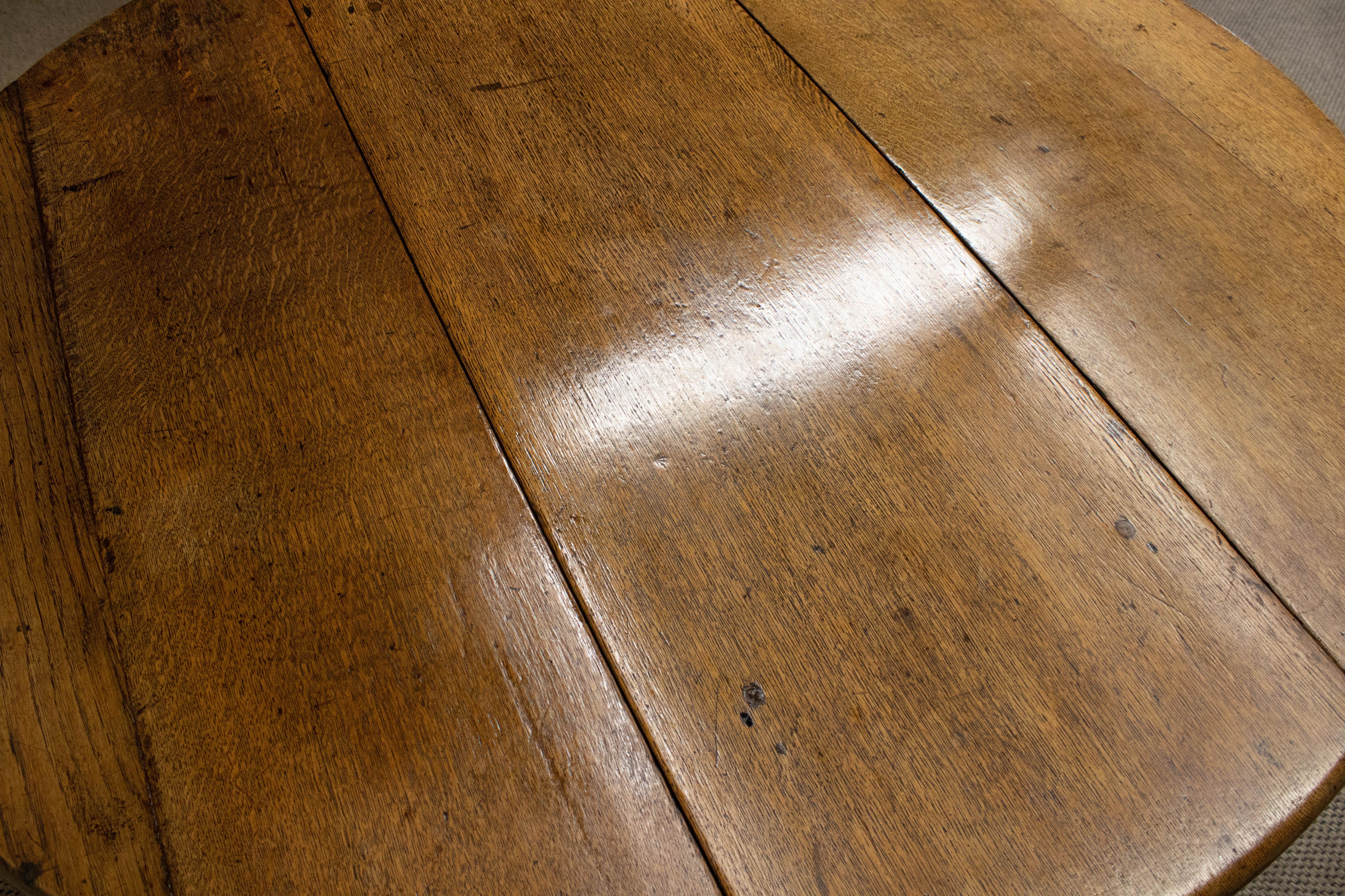 English Gate Leg, Drop Leaf Table Made Of Oak. 19Th Century For Sale 4