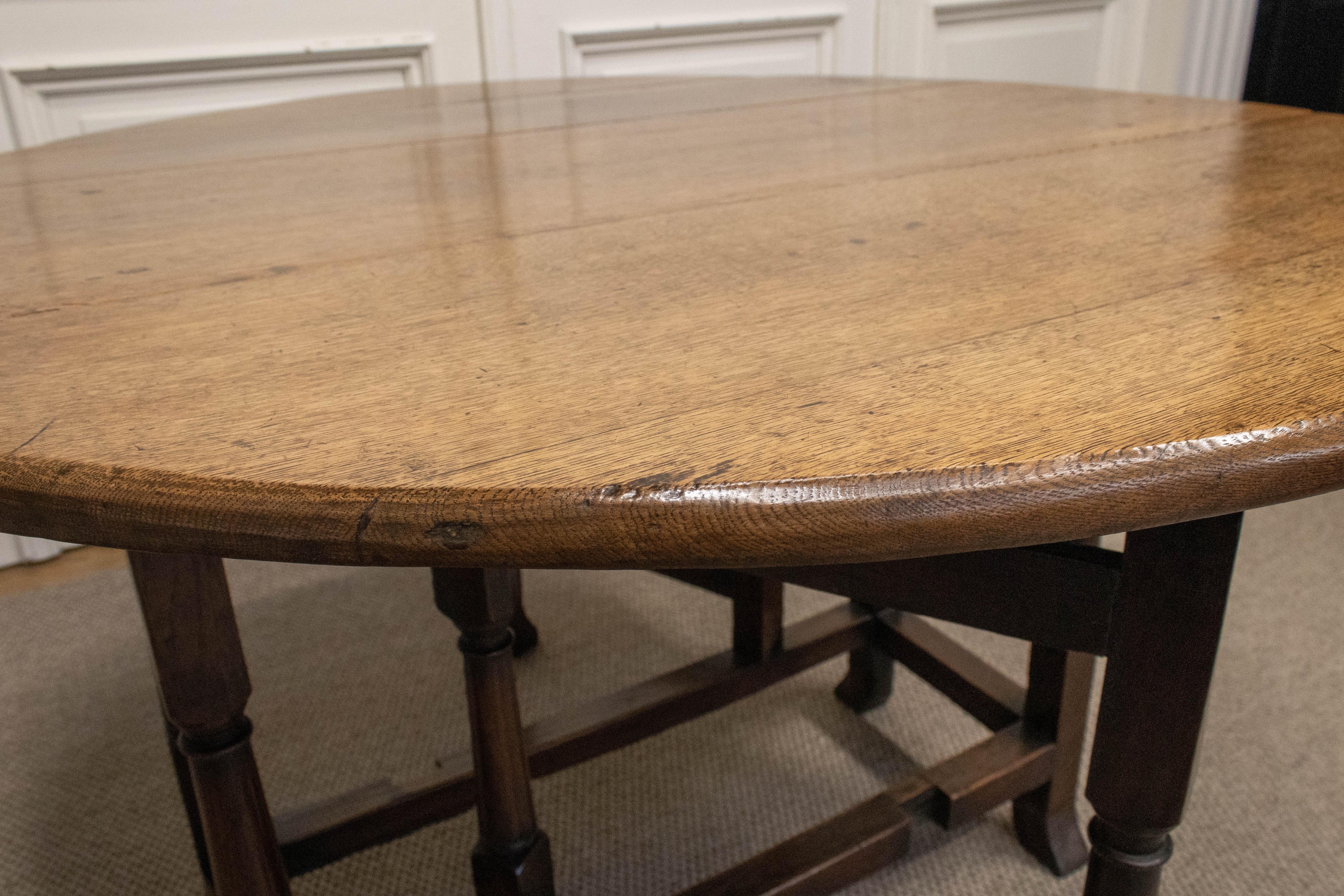 English Gate Leg, Drop Leaf Table Made Of Oak. 19Th Century For Sale 5