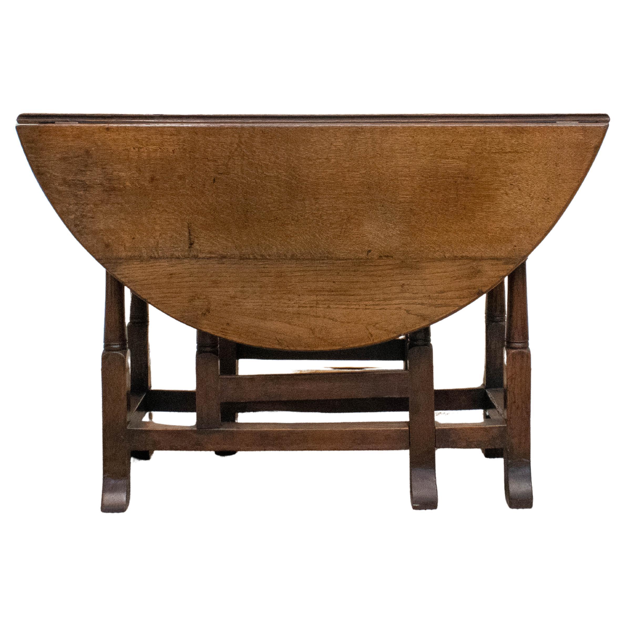 English Gate Leg, Drop Leaf Table Made Of Oak. 19Th Century For Sale