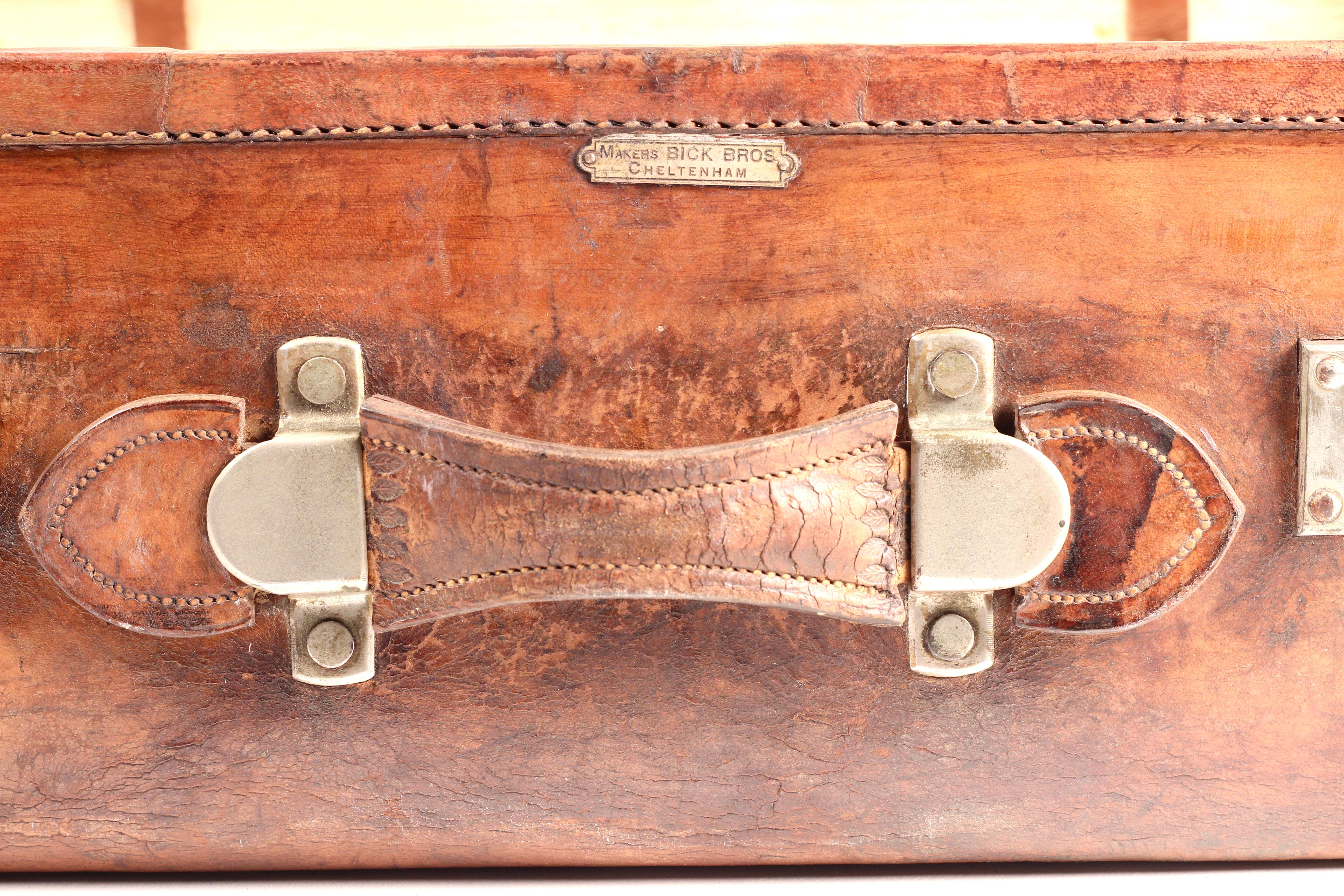 Antiker englischer Lederkoffer im Gentleman-Stil von Bick Bros Cheltenham 20. im Angebot 3