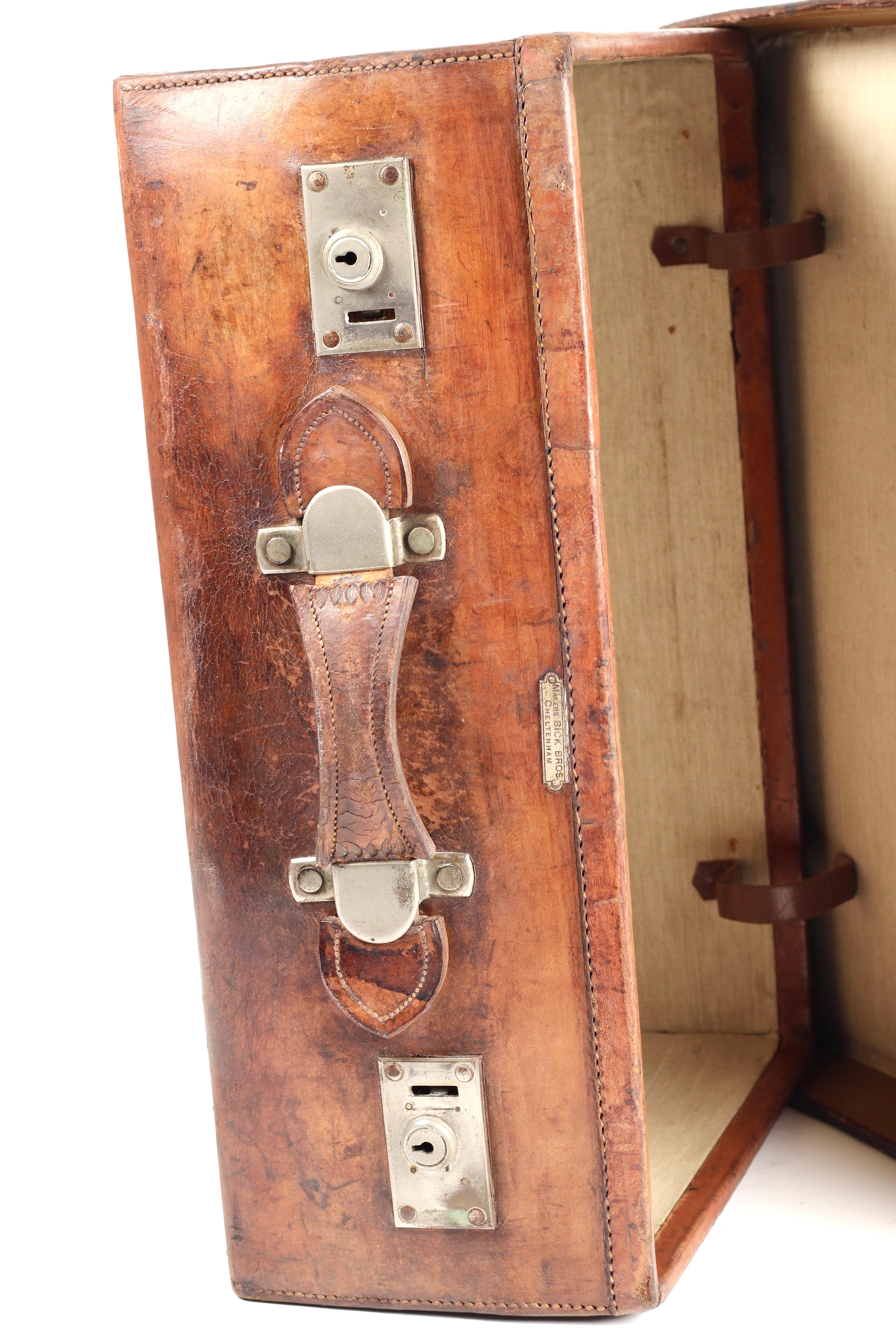 Antiker englischer Lederkoffer im Gentleman-Stil von Bick Bros Cheltenham 20. im Angebot 4