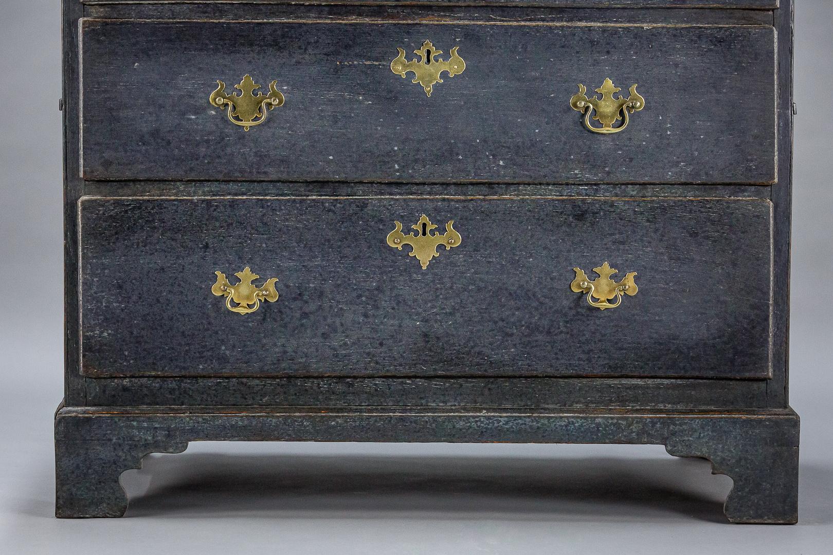 English George 3rd chest of drawers, two over three drawers with unusual side strim standing on bracket feet, England, circa 1800. Later Bespoke Paint.
Dimensions: 98cm x 103cm x 51cm.
