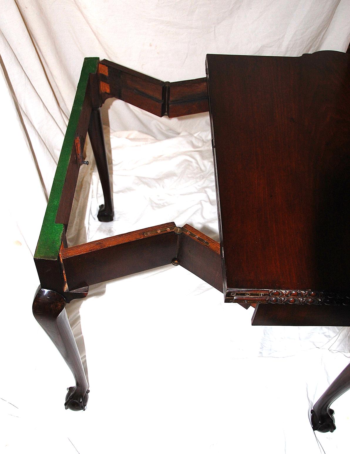 English George II Chippendale Mahogany Card Table Telescoping System for Opening 3