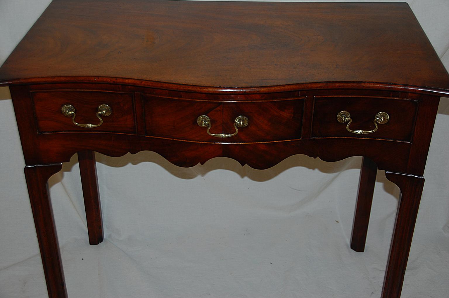 English George II Chippendale Serpentine Three-Drawer Dressing Table in Mahogany In Good Condition In Wells, ME