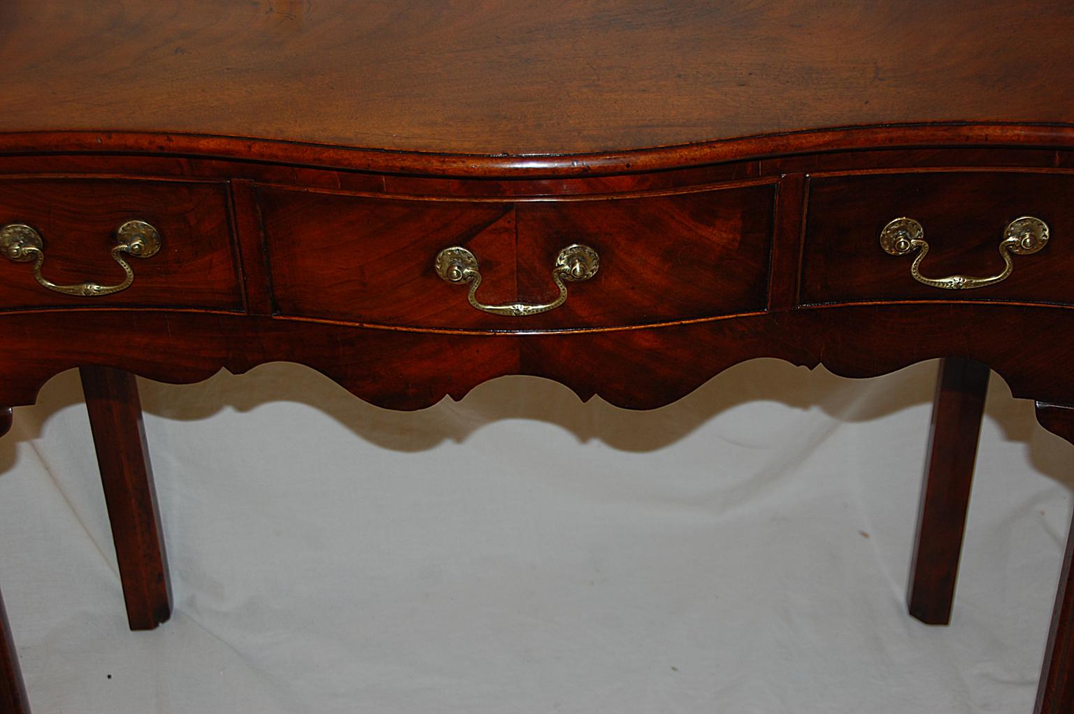 18th Century English George II Chippendale Serpentine Three-Drawer Dressing Table in Mahogany