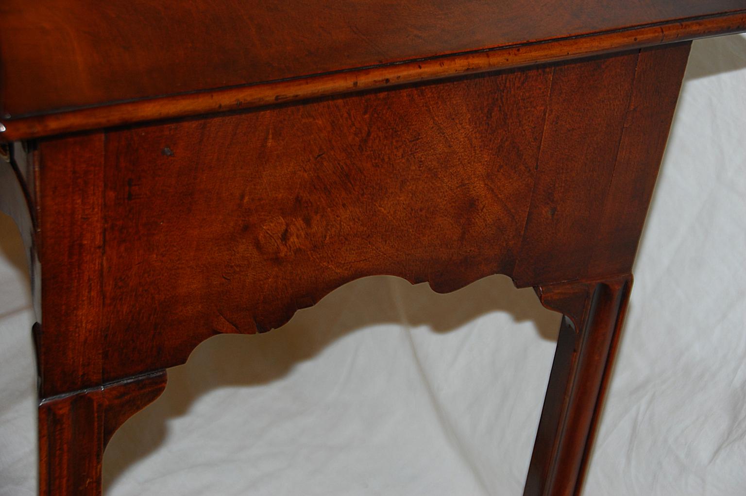 English George II Chippendale Serpentine Three-Drawer Dressing Table in Mahogany 4