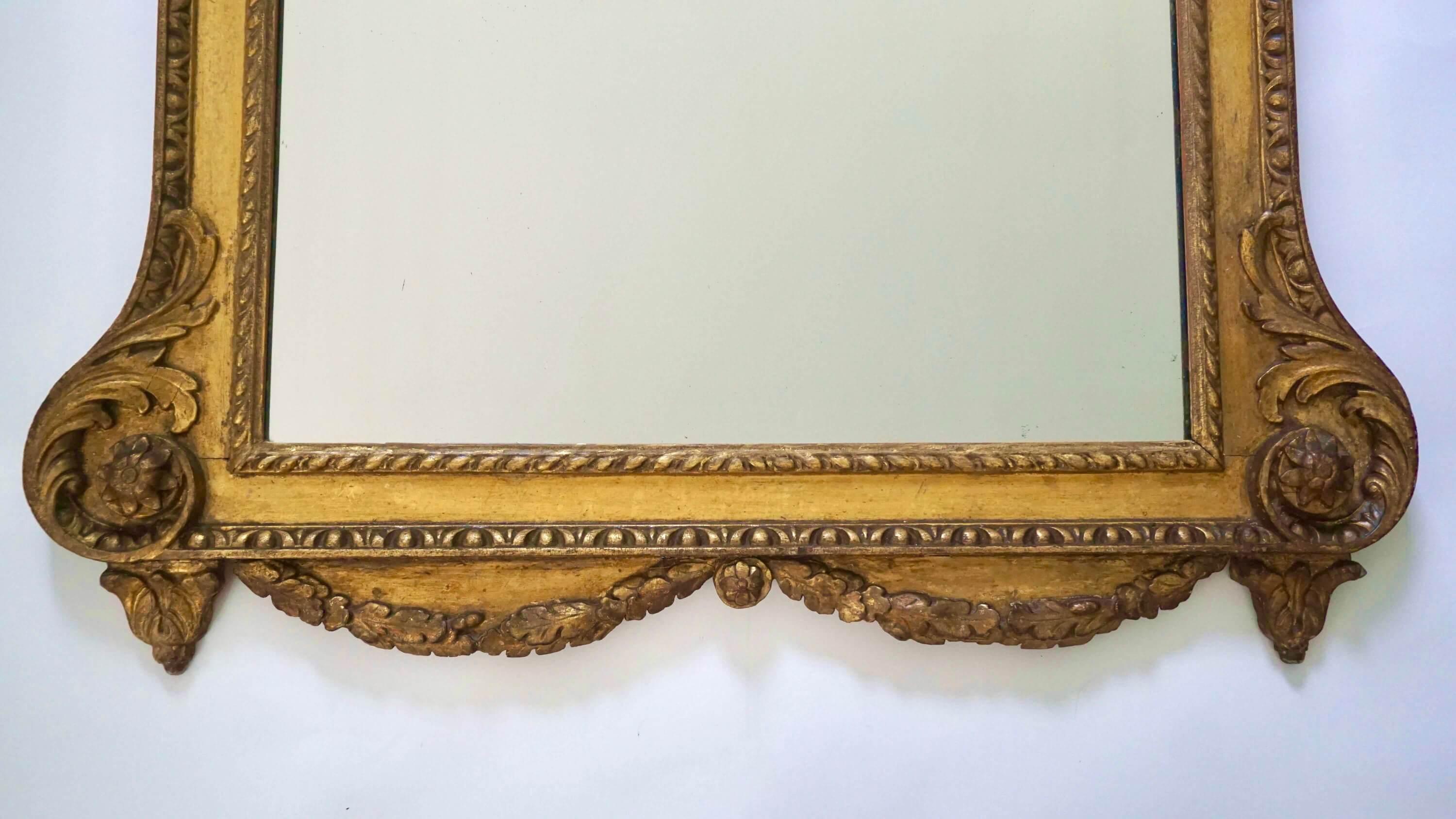 Espejo inglés de madera dorada de Jorge II a la manera de William Kent, hacia 1735 en venta 4