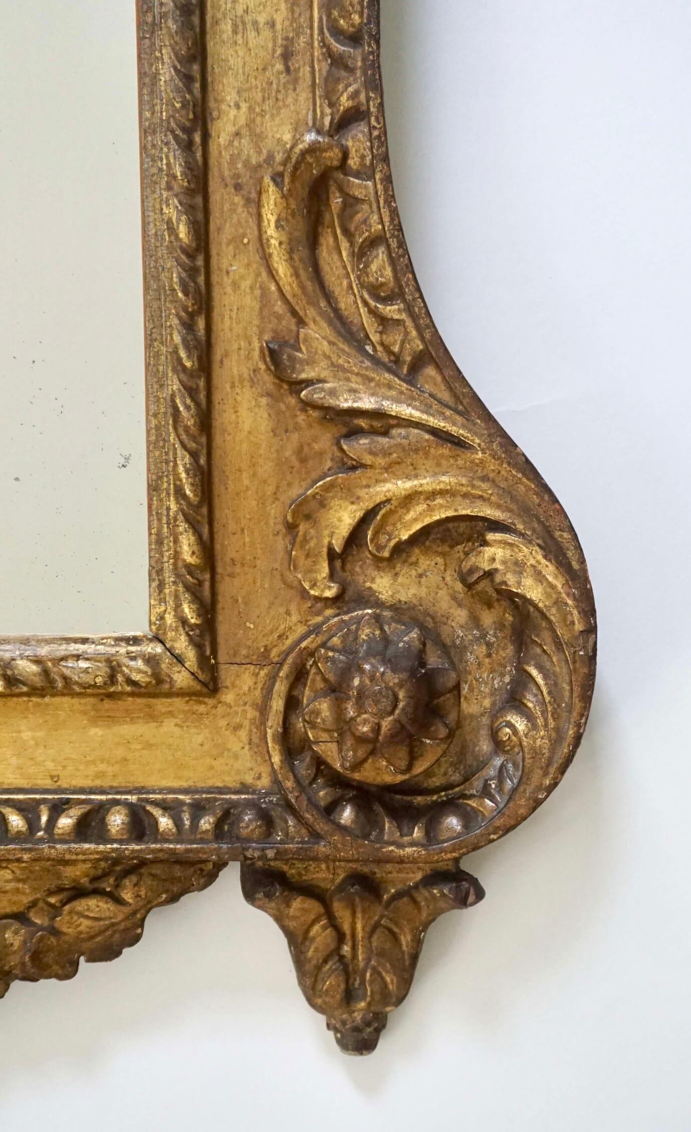 Espejo inglés de madera dorada de Jorge II a la manera de William Kent, hacia 1735 en venta 6