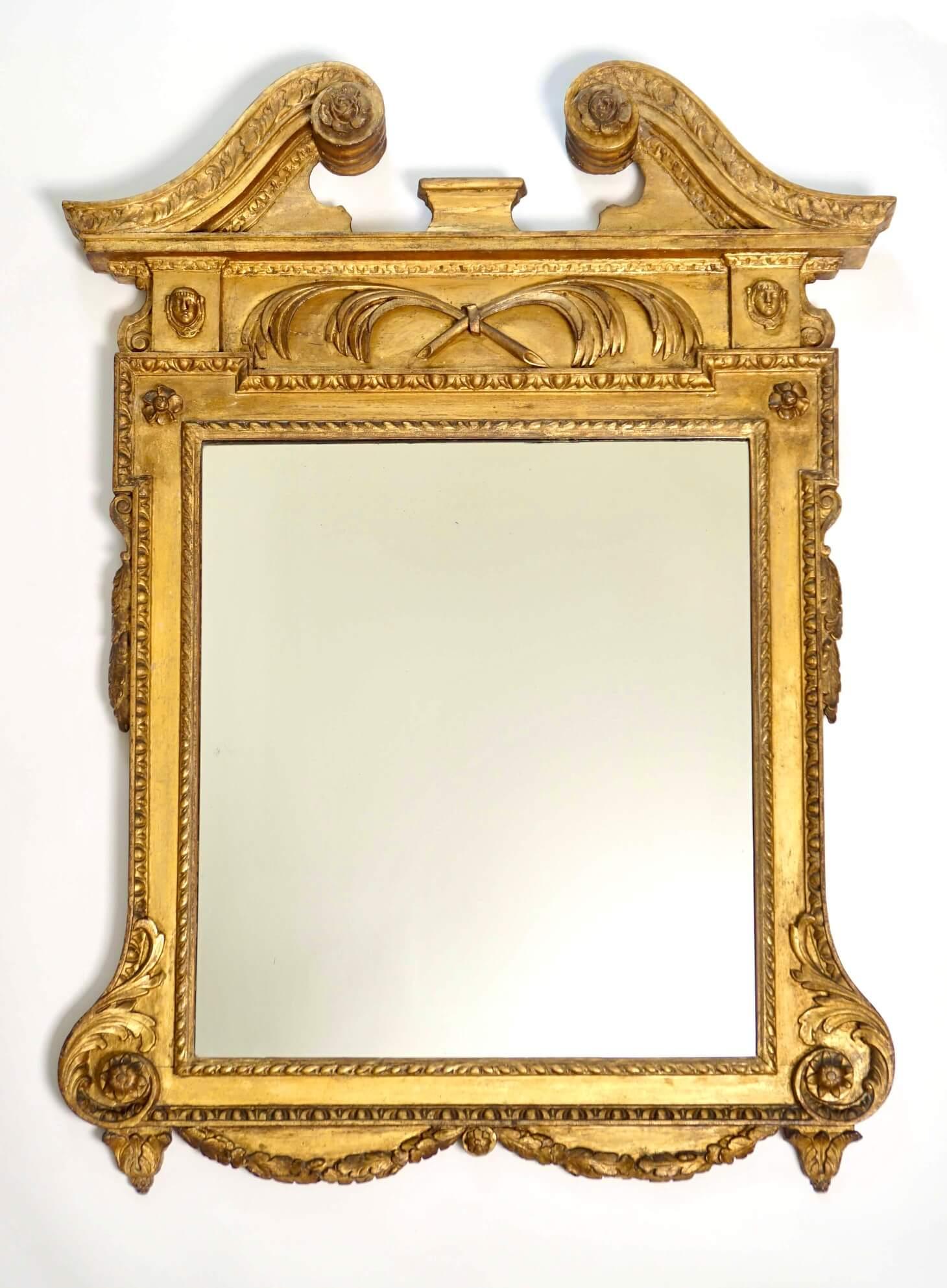 Espejo inglés de madera dorada de Jorge II a la manera de William Kent, hacia 1735 en venta 8