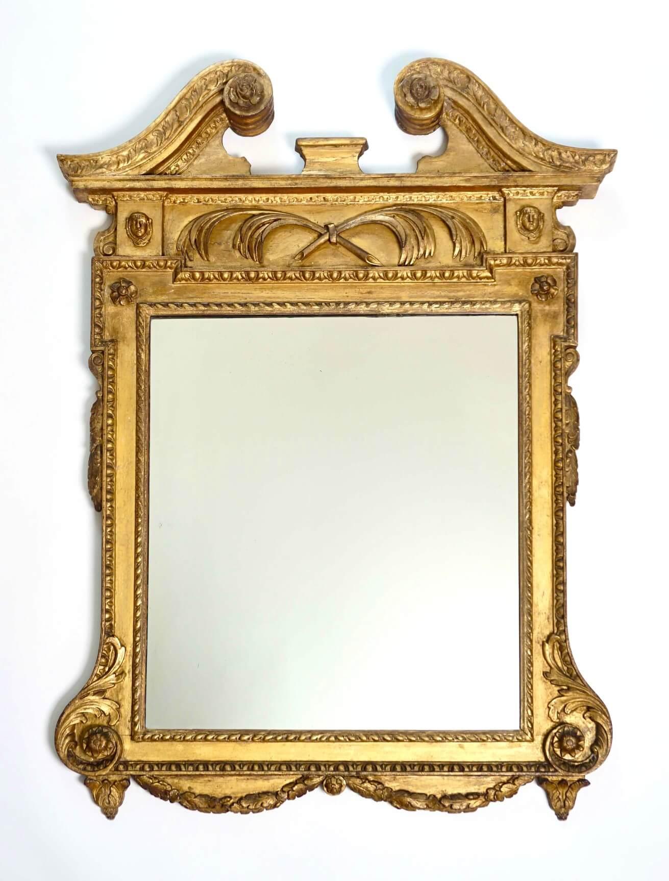 Espejo inglés de madera dorada de Jorge II a la manera de William Kent, hacia 1735 en venta 1
