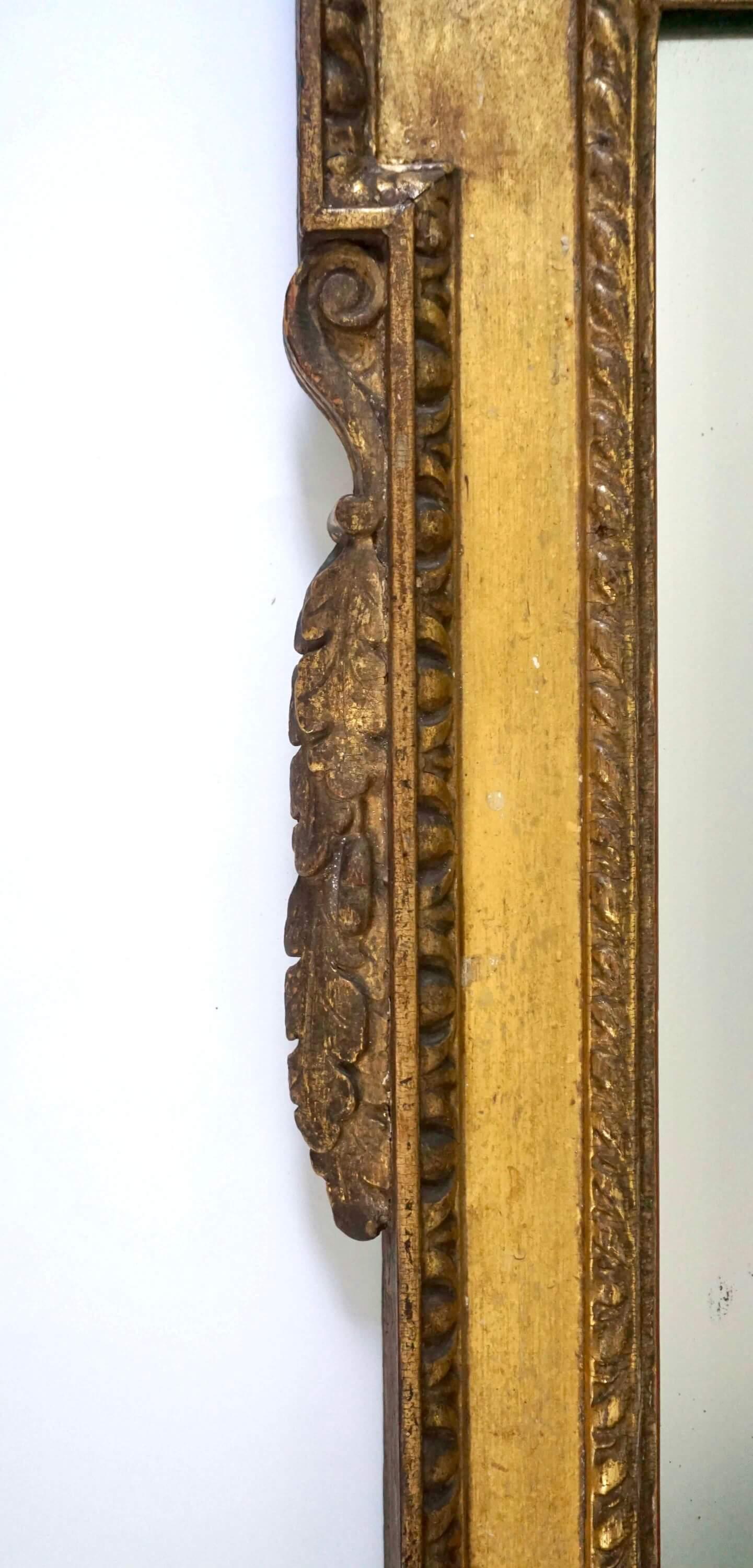 Espejo inglés de madera dorada de Jorge II a la manera de William Kent, hacia 1735 en venta 2
