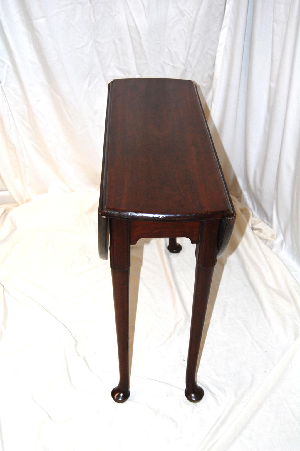 English George II Mahogany Dropleaf Pad Foot Thirty Six Inch Oval Table In Good Condition For Sale In Wells, ME
