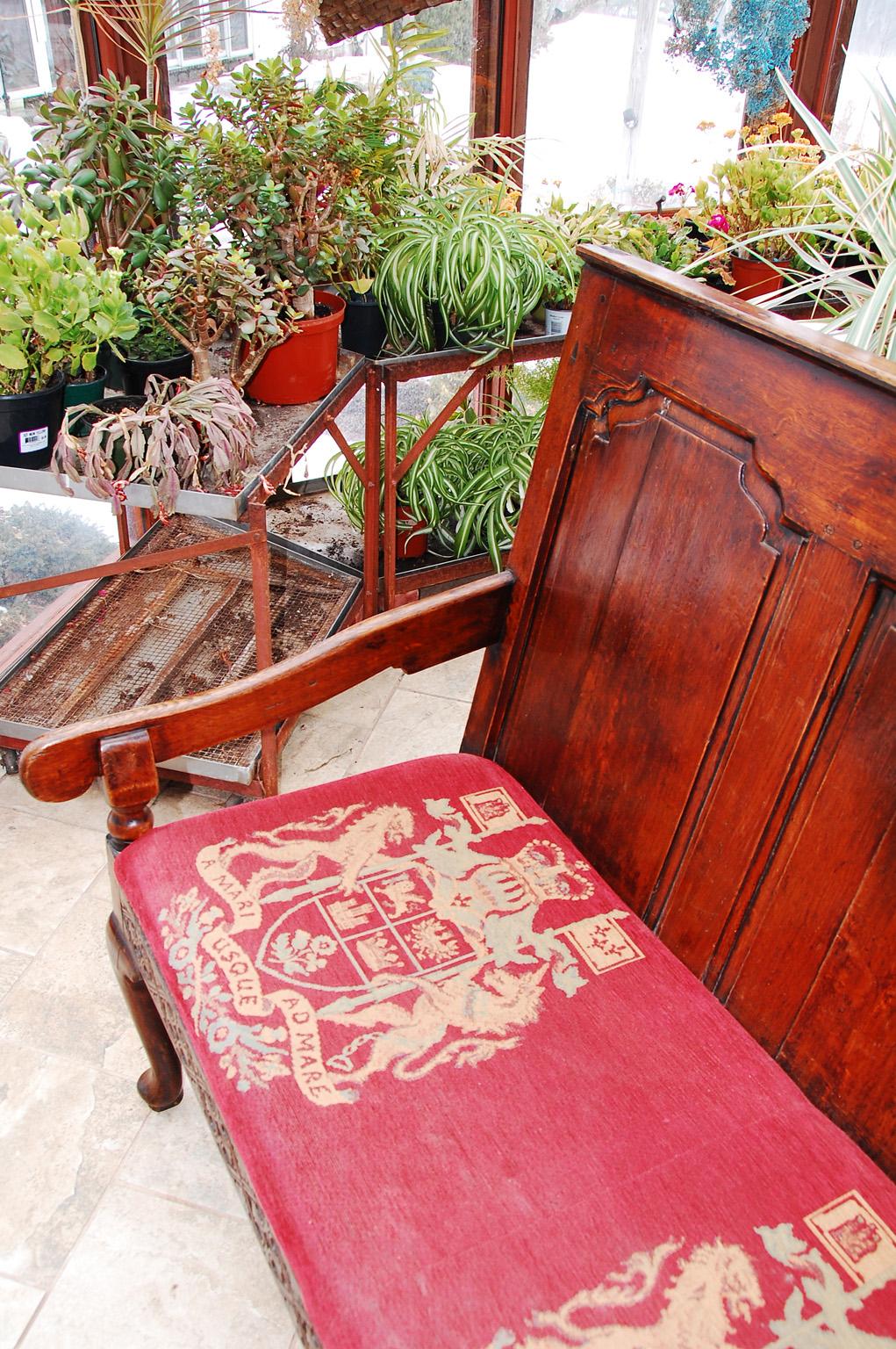 English George II Oak Settle with Paneled Back, Carved Front Rail, Cabriole Legs In Good Condition In Wells, ME