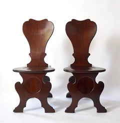 English George II Pair of Mahogany Hall Chairs of Sgabello Form, circa 1730