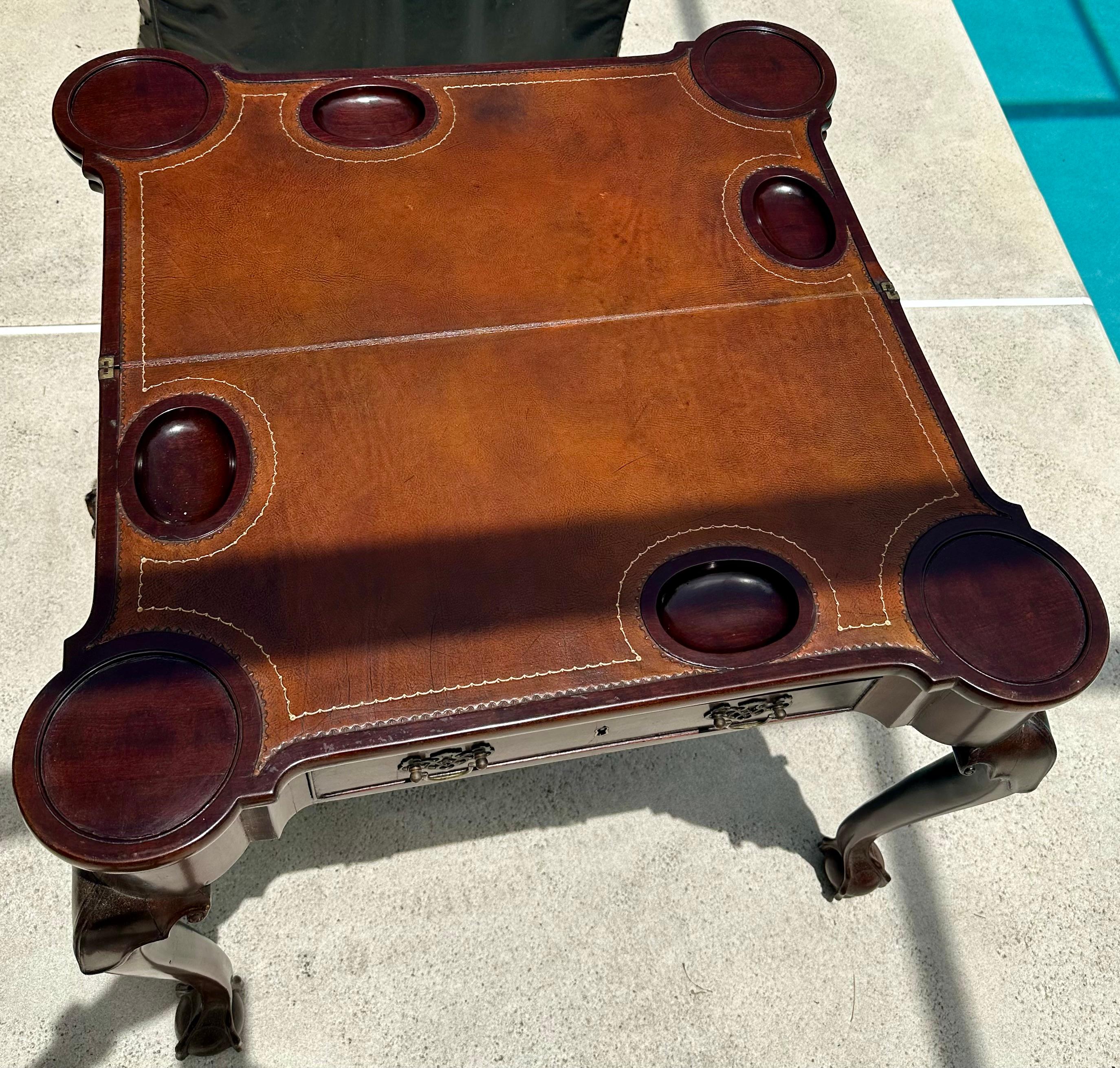 Table à cartes Chippendale anglaise d'époque George II en acajou avec boule et pied à griffes en vente 4