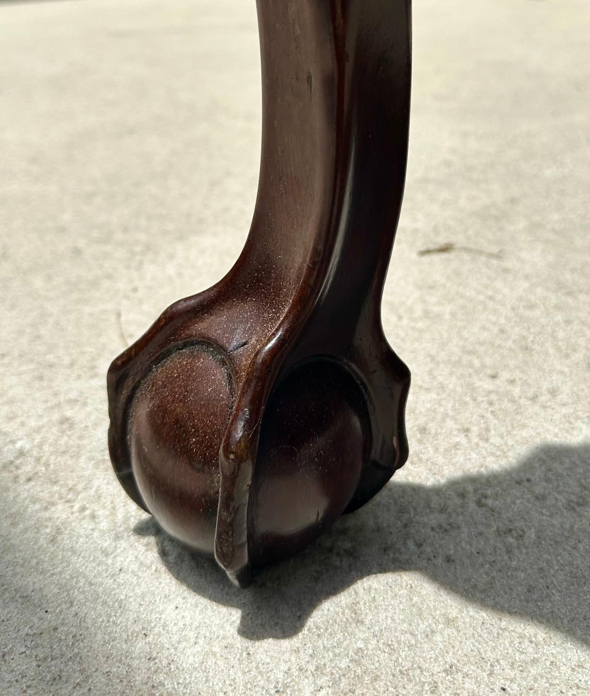 Table à cartes Chippendale anglaise d'époque George II en acajou avec boule et pied à griffes en vente 5