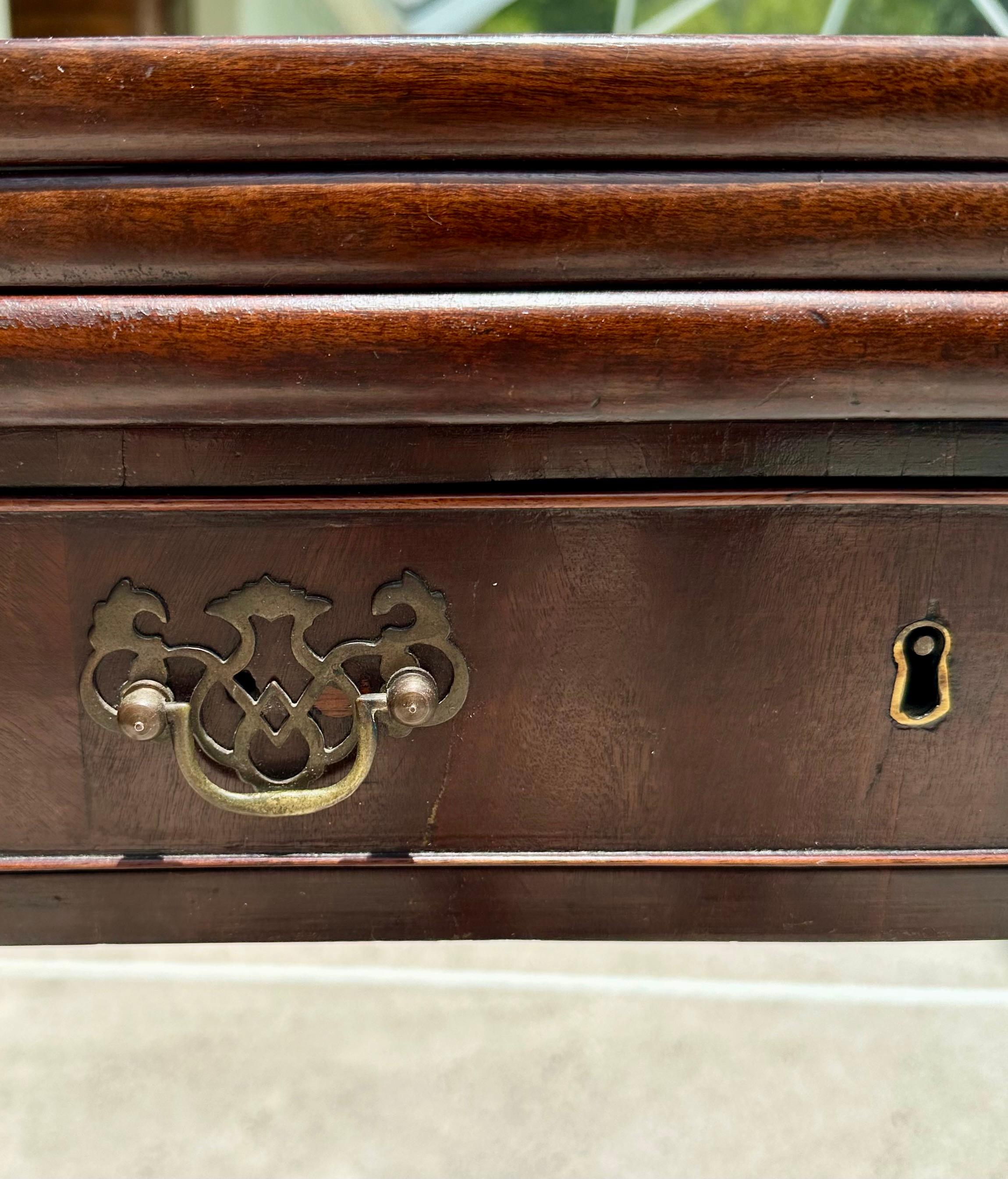 Table à cartes Chippendale anglaise d'époque George II en acajou avec boule et pied à griffes en vente 6