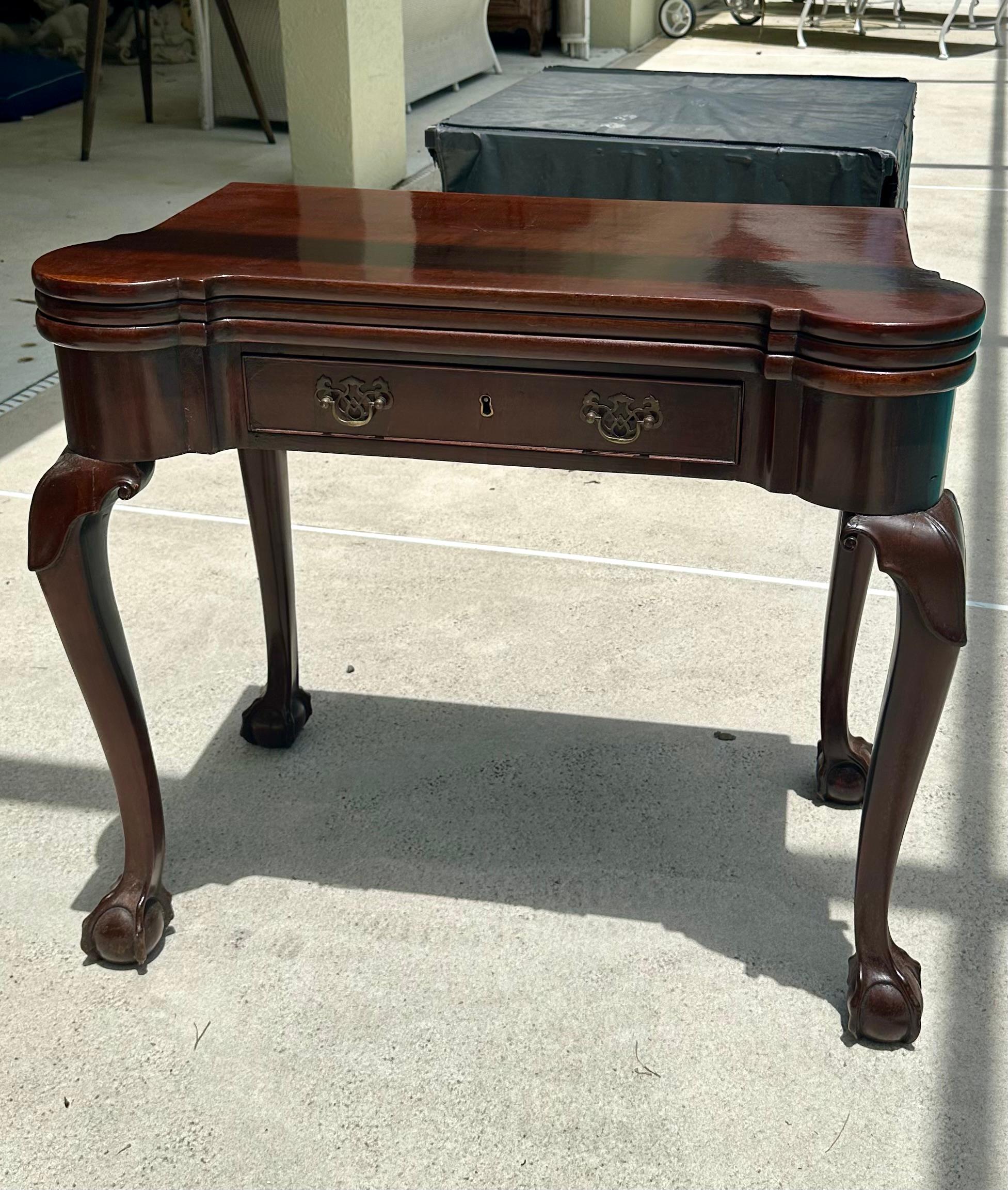 Table à cartes Chippendale anglaise d'époque George II en acajou avec boule et pied à griffes en vente 7