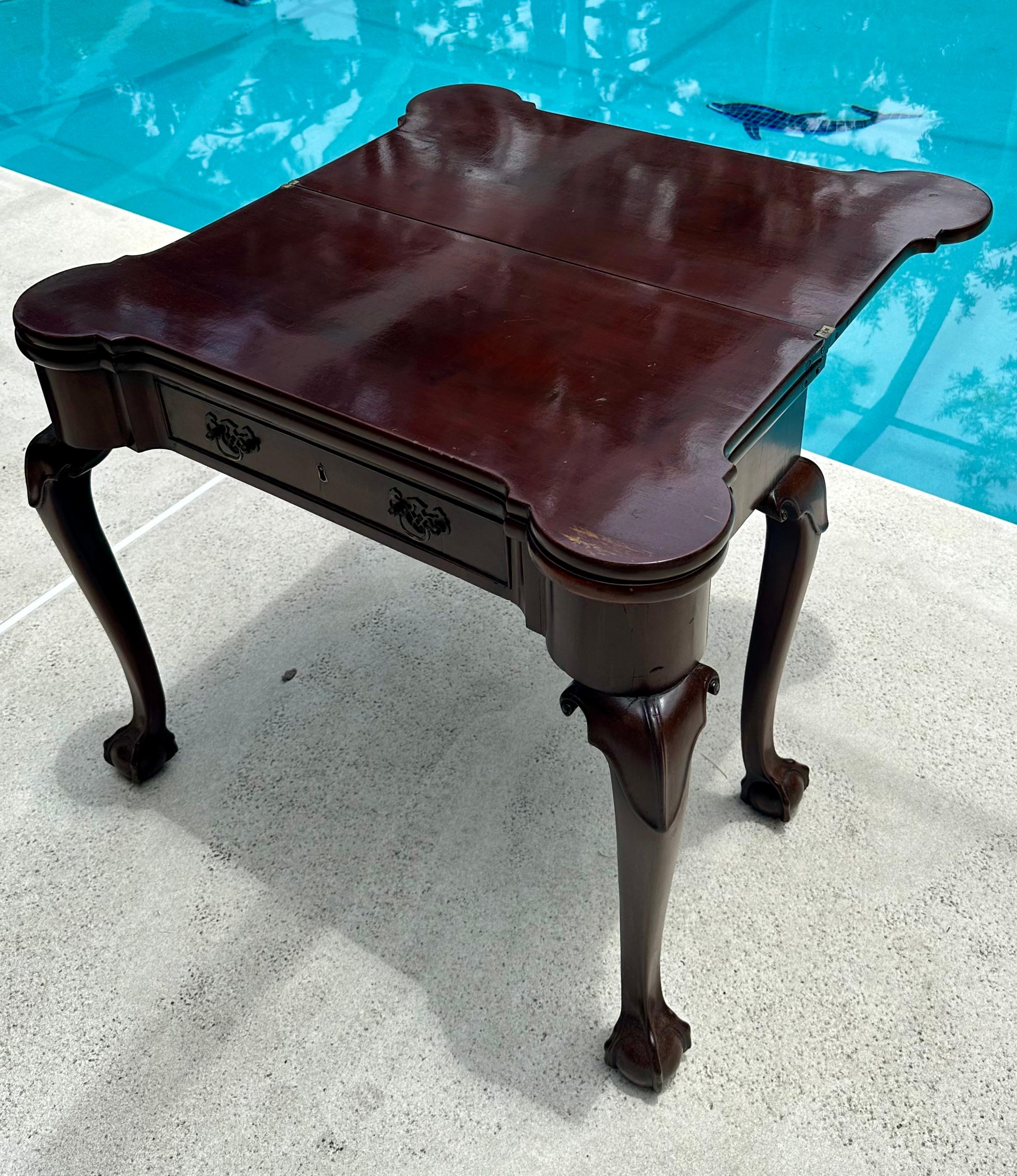 Table à cartes Chippendale anglaise d'époque George II en acajou avec boule et pied à griffes en vente 8