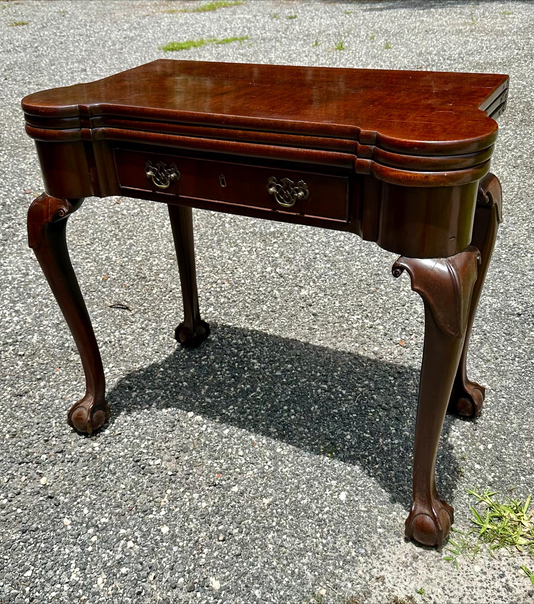 Table à cartes Chippendale anglaise d'époque George II en acajou avec boule et pied à griffes en vente 10