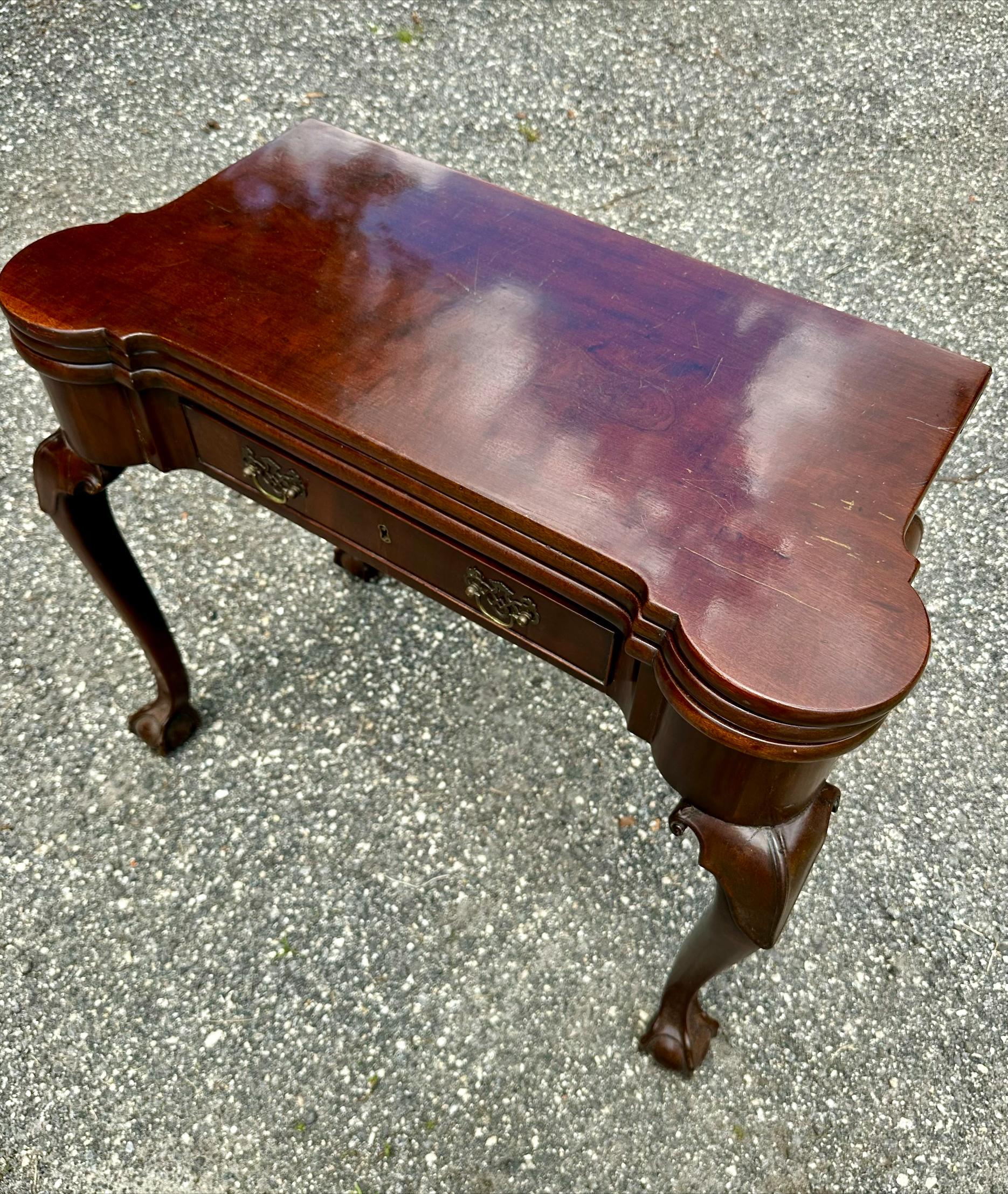 Table à cartes Chippendale anglaise d'époque George II en acajou avec boule et pied à griffes en vente 11