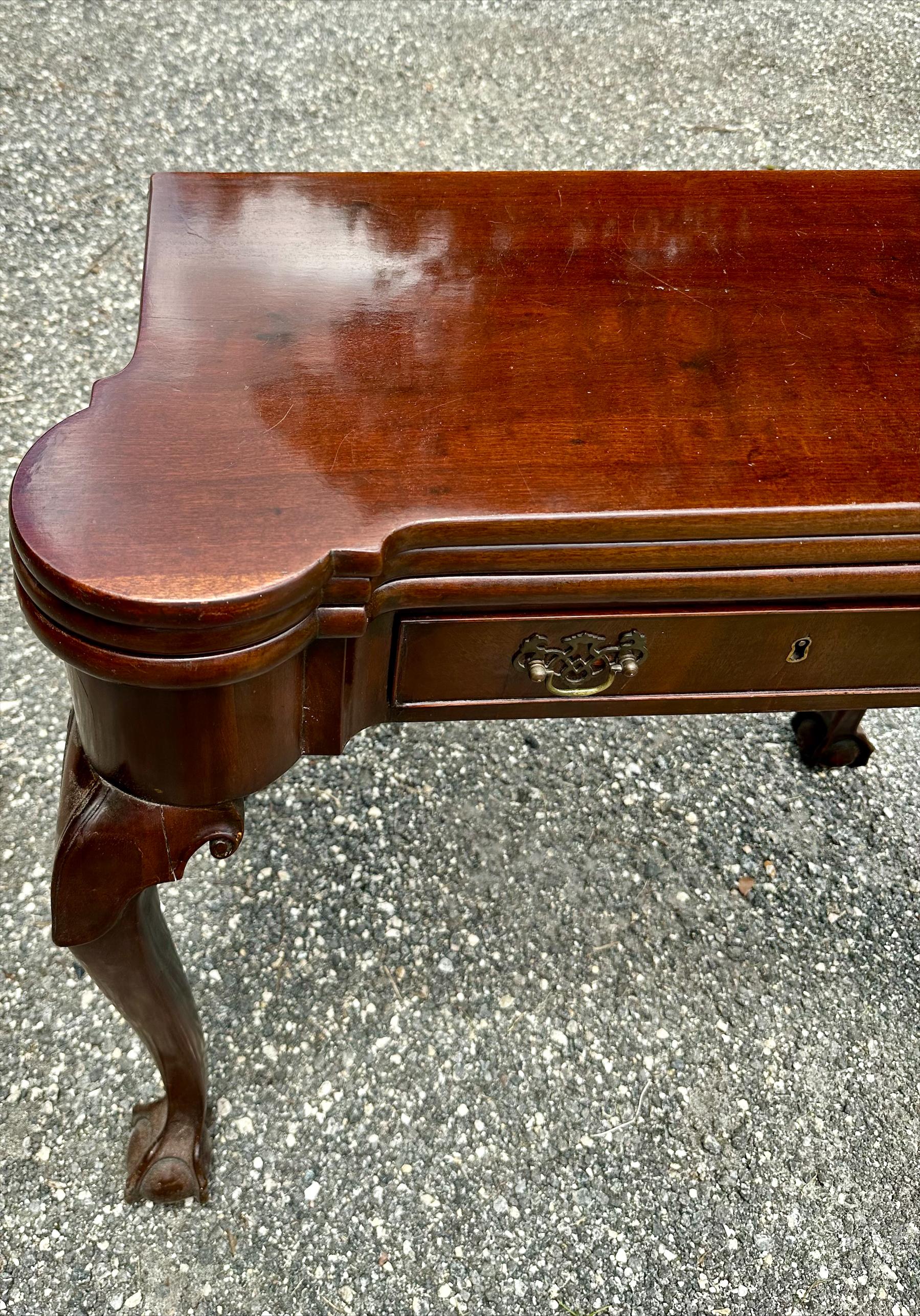 Table à cartes Chippendale anglaise d'époque George II en acajou avec boule et pied à griffes en vente 12