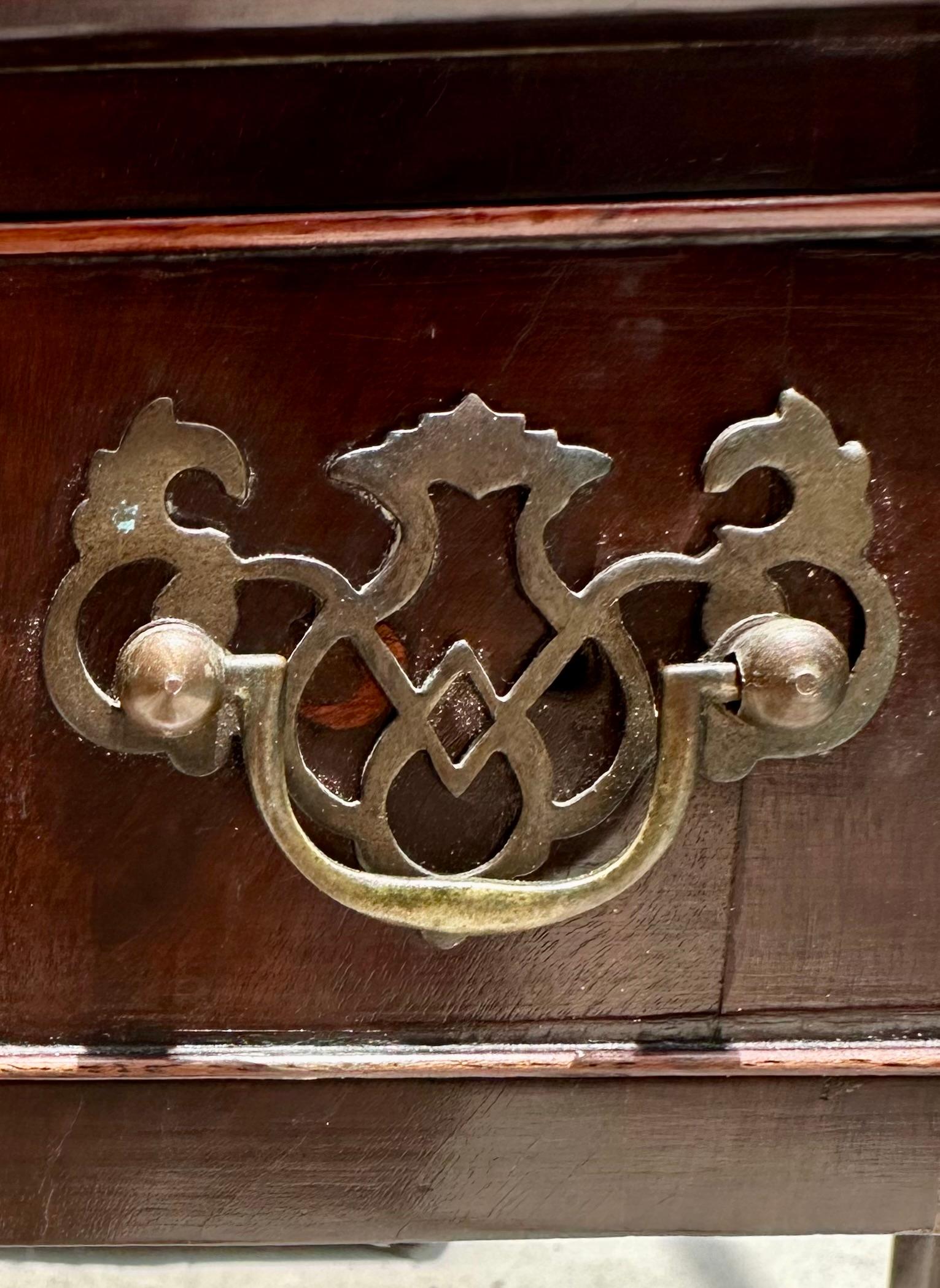 Table à cartes Chippendale anglaise d'époque George II en acajou avec boule et pied à griffes

Rare table à cartes à triple plateau en acajou du milieu du XVIIIe siècle de George II, qui s'ouvre pour révéler une surface de jeu. Cette importante