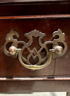 Tavolo da gioco inglese del periodo George II in mogano Chippendale con piede a sfera e a zampa d'asino