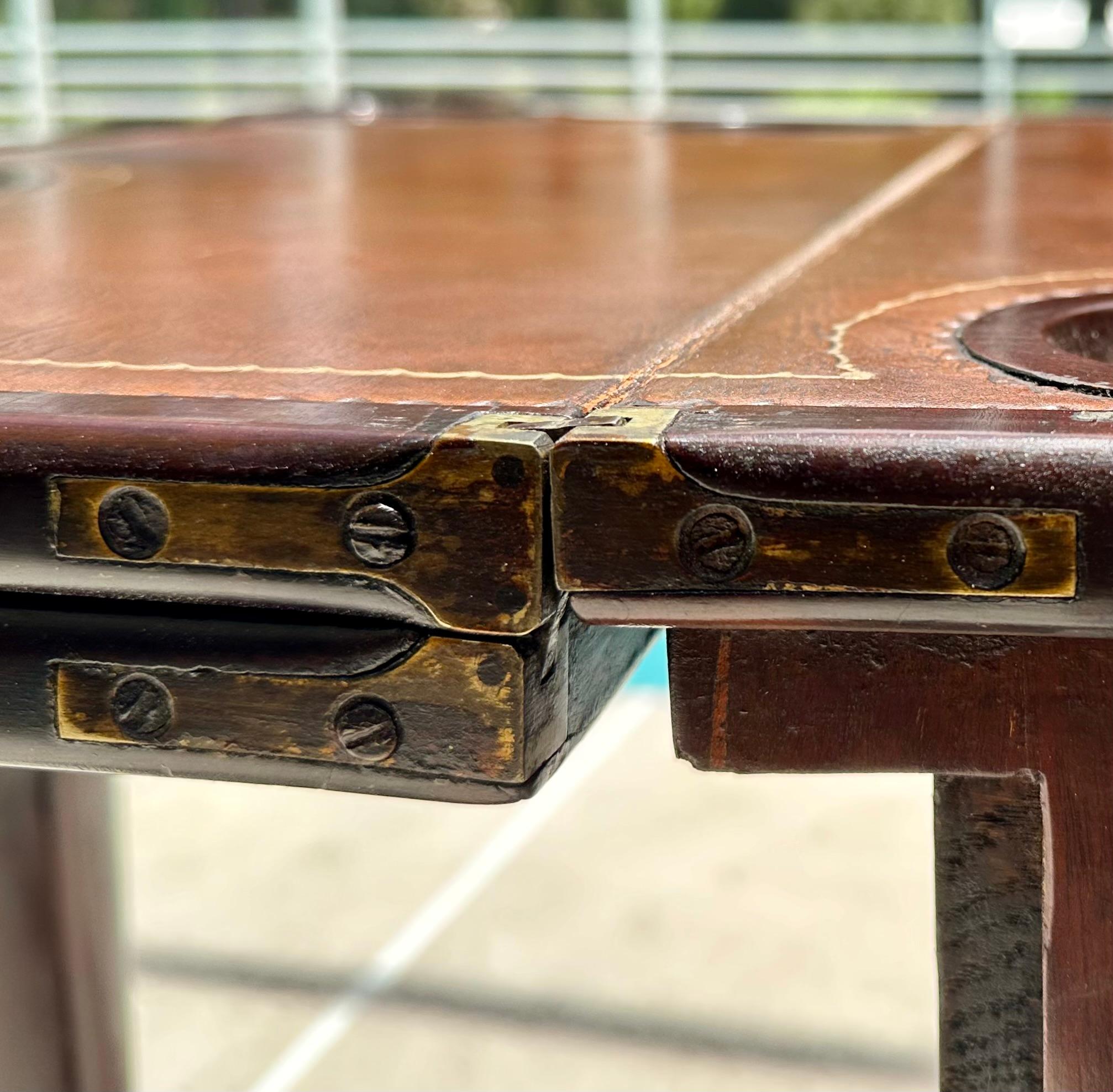Anglais Table à cartes Chippendale anglaise d'époque George II en acajou avec boule et pied à griffes en vente