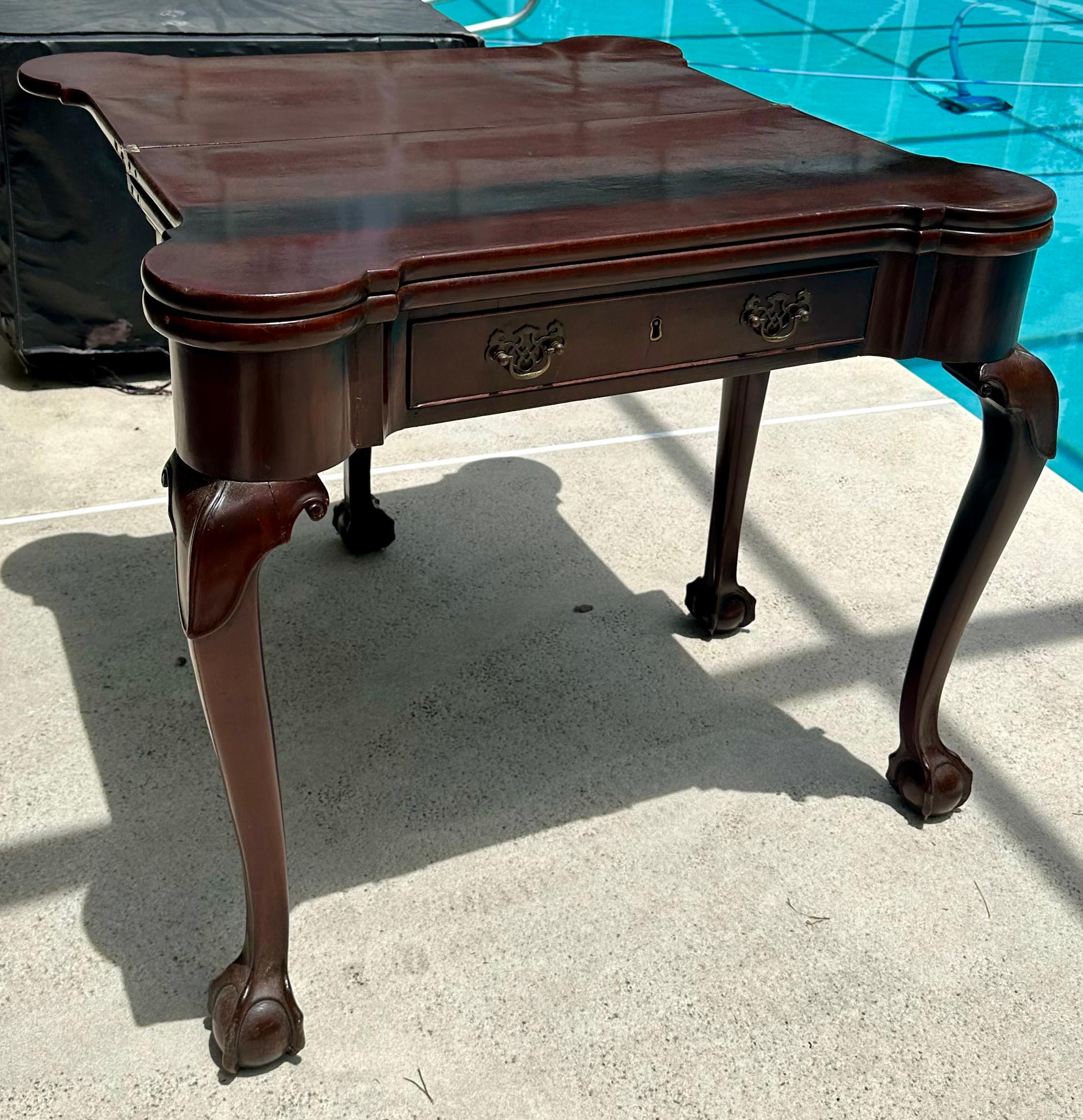XVIIIe siècle Table à cartes Chippendale anglaise d'époque George II en acajou avec boule et pied à griffes en vente