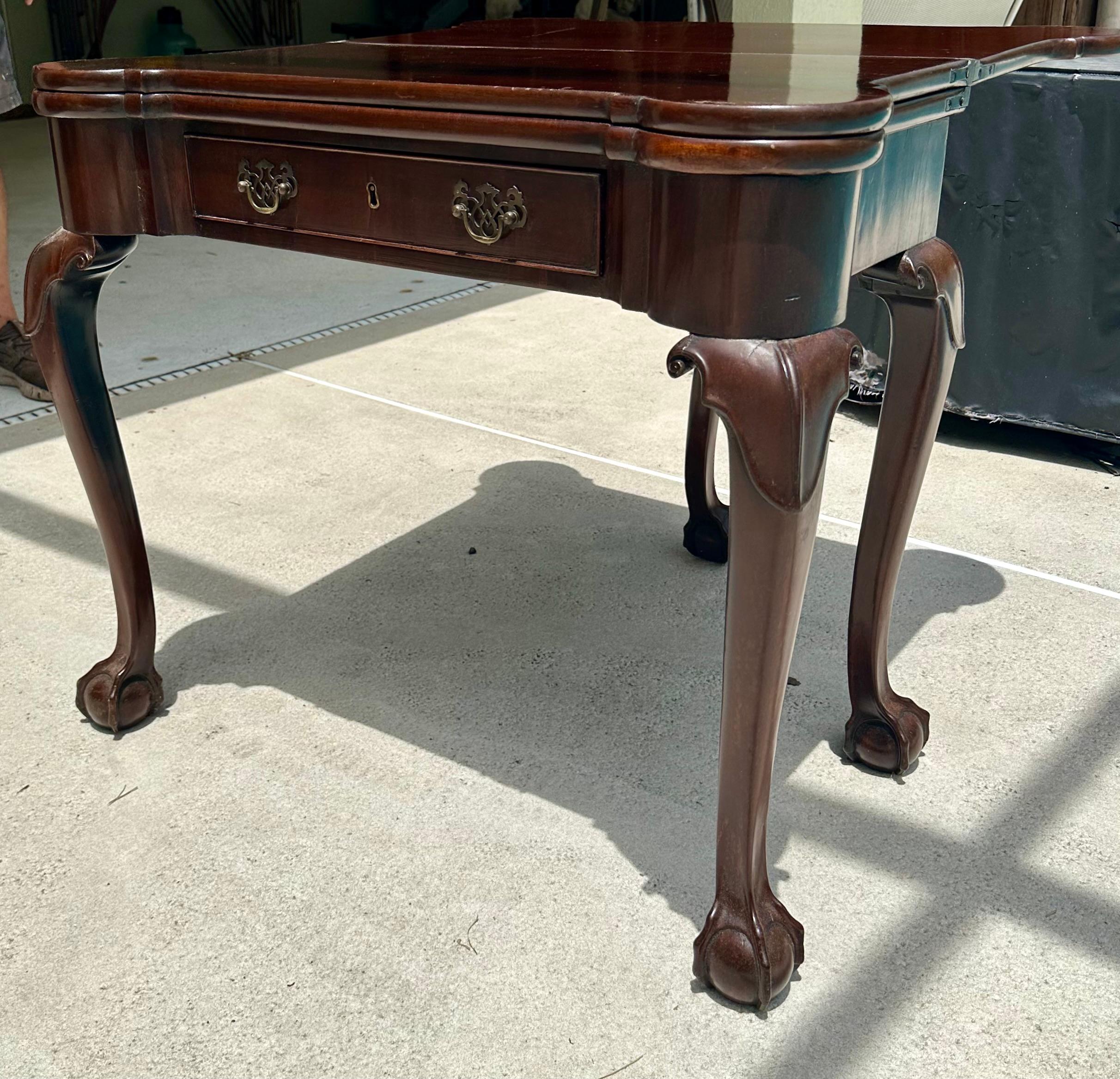 Acajou Table à cartes Chippendale anglaise d'époque George II en acajou avec boule et pied à griffes en vente
