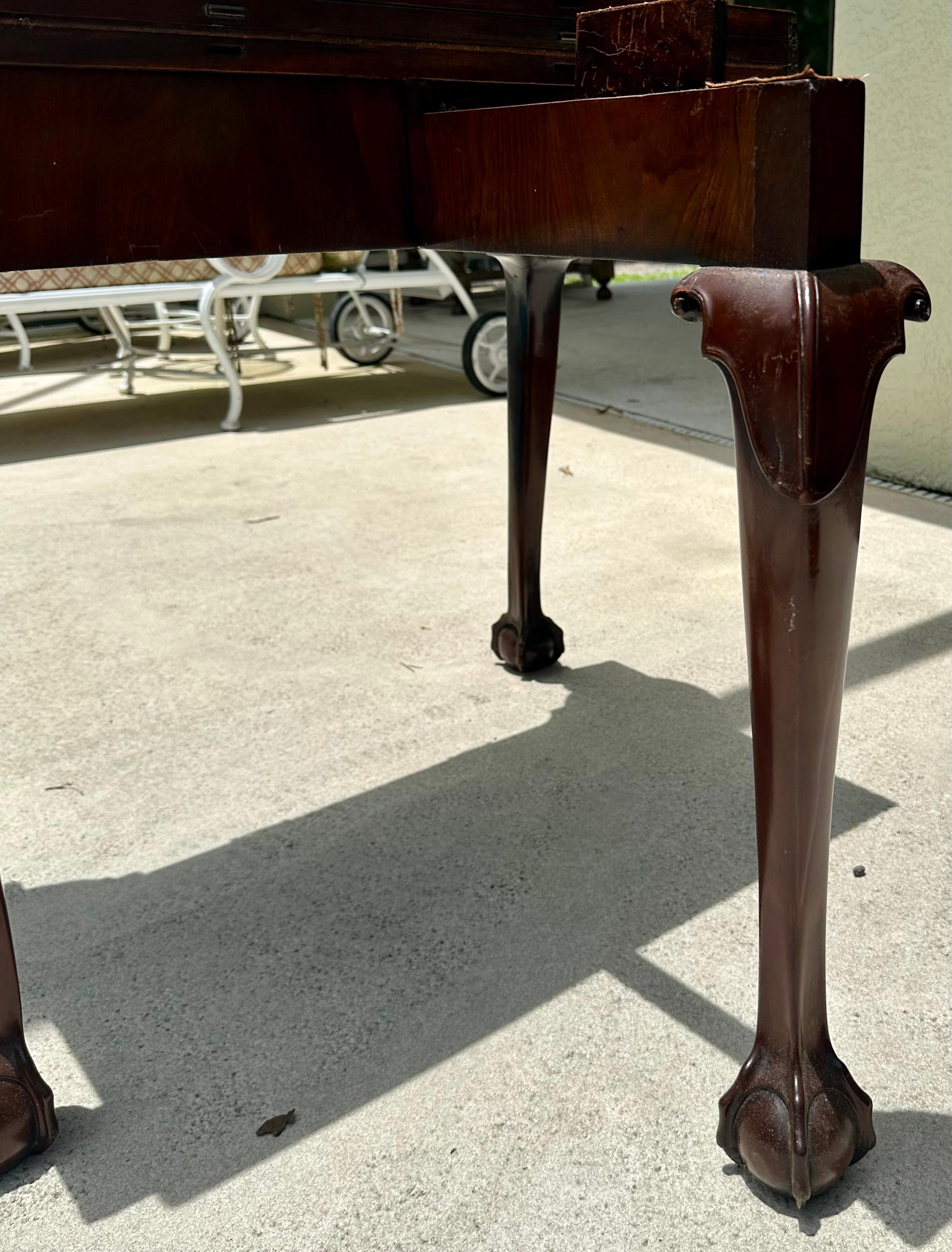 Table à cartes Chippendale anglaise d'époque George II en acajou avec boule et pied à griffes en vente 1