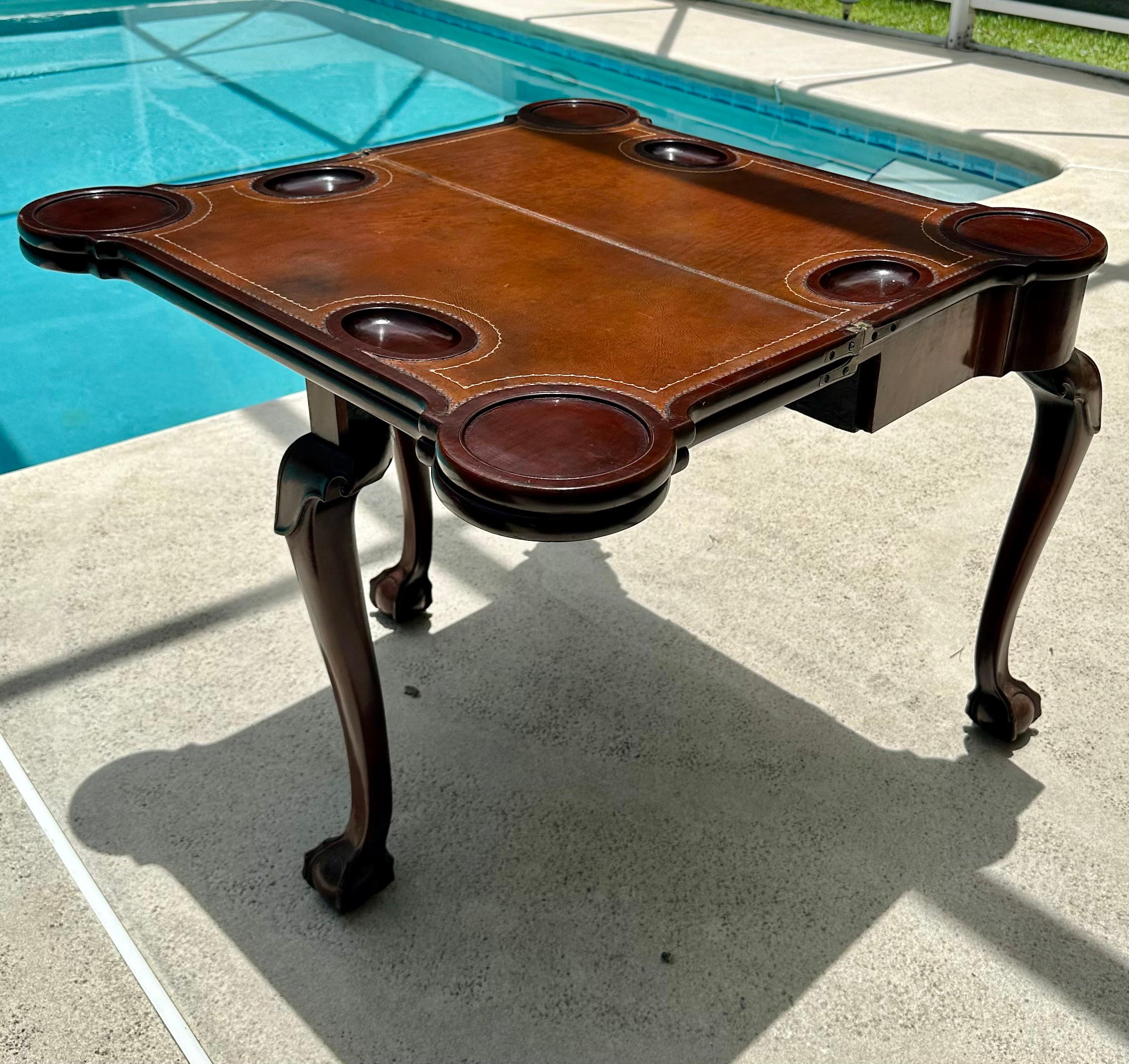 Table à cartes Chippendale anglaise d'époque George II en acajou avec boule et pied à griffes en vente 2