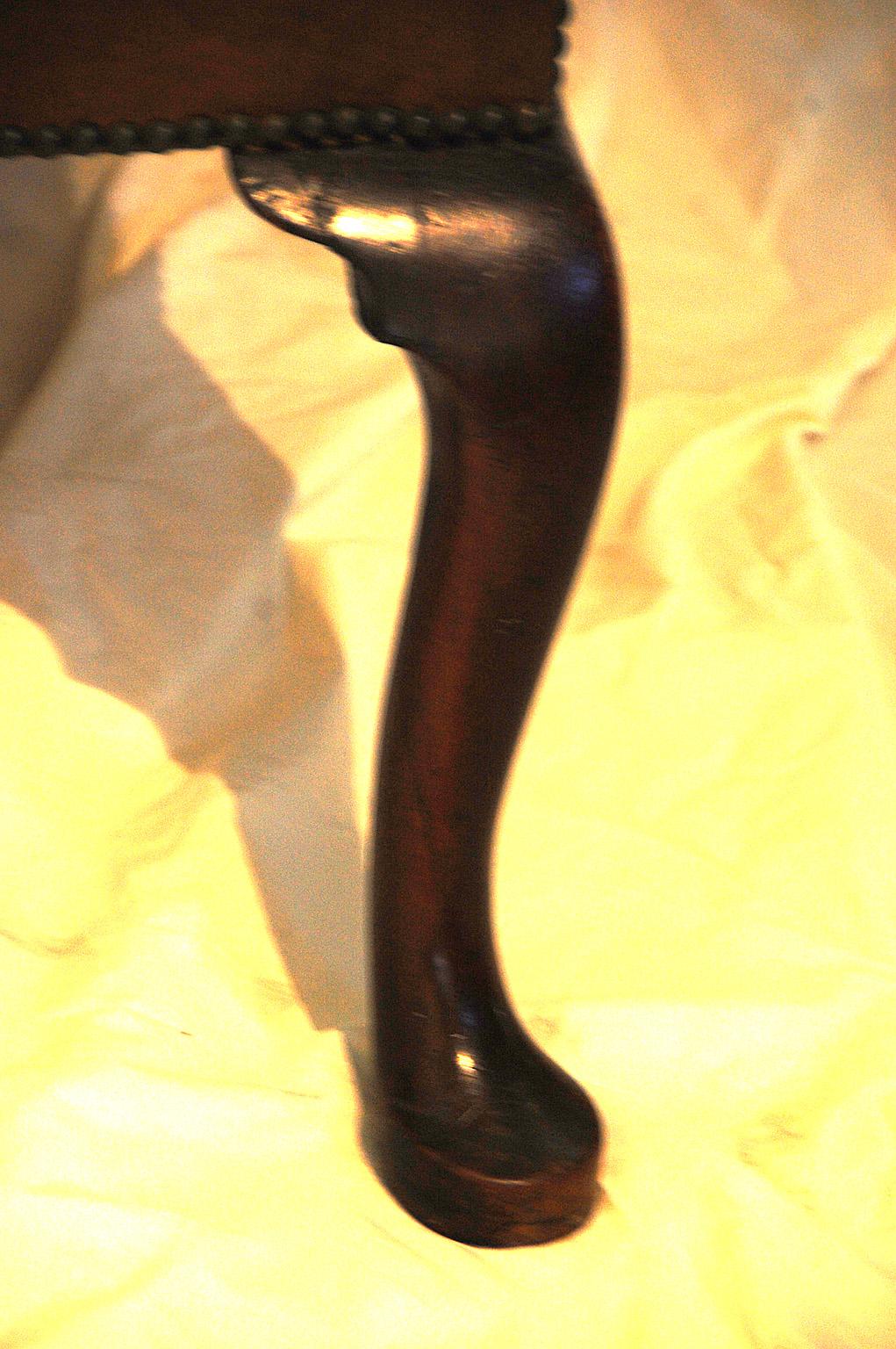 Englischer Ledersessel aus der George-II-Periode:: Rückenlehne:: Cabriole-Beine aus Nussbaum (Mitte des 18. Jahrhunderts) im Angebot