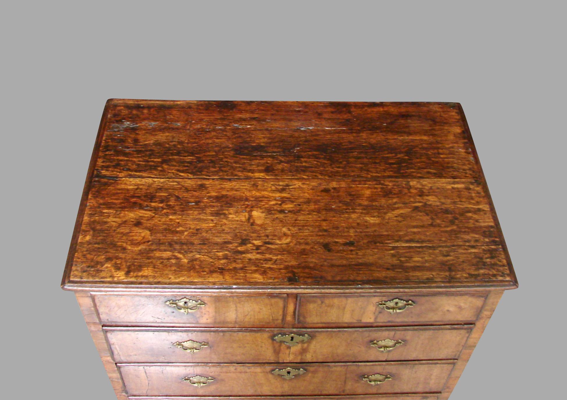 English George II Provincial Oak and Walnut 5-Drawer Chest In Good Condition In San Francisco, CA