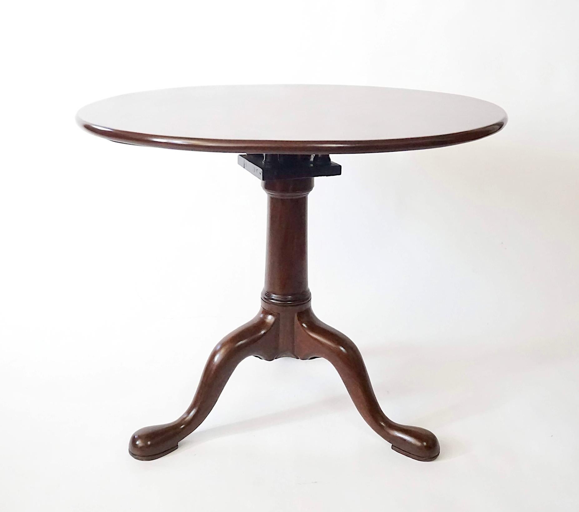 Table tripode ou à piliers et griffes d'époque George II, de forme robuste et de construction solide en acajou. Le plateau circulaire à une seule planche tourne sur une charnière en forme de cage d'oiseau (une charnière carrée en forme de boîte