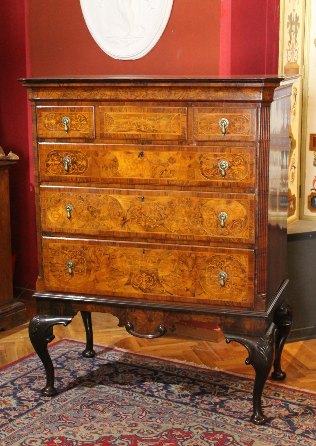 This very fine English late 19th-early 20th century (probably Victoria or Edward VII period) Georgian style chest on stand or highboy is made of the most finest burl walnut featuring an exceptional veneered wood and warm grain.
The cabinet has both