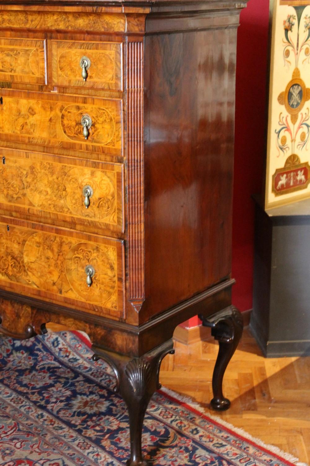 English George II Style Burl Walnut and Marquetry Chest on Stand or Highboy In Good Condition For Sale In Firenze, IT
