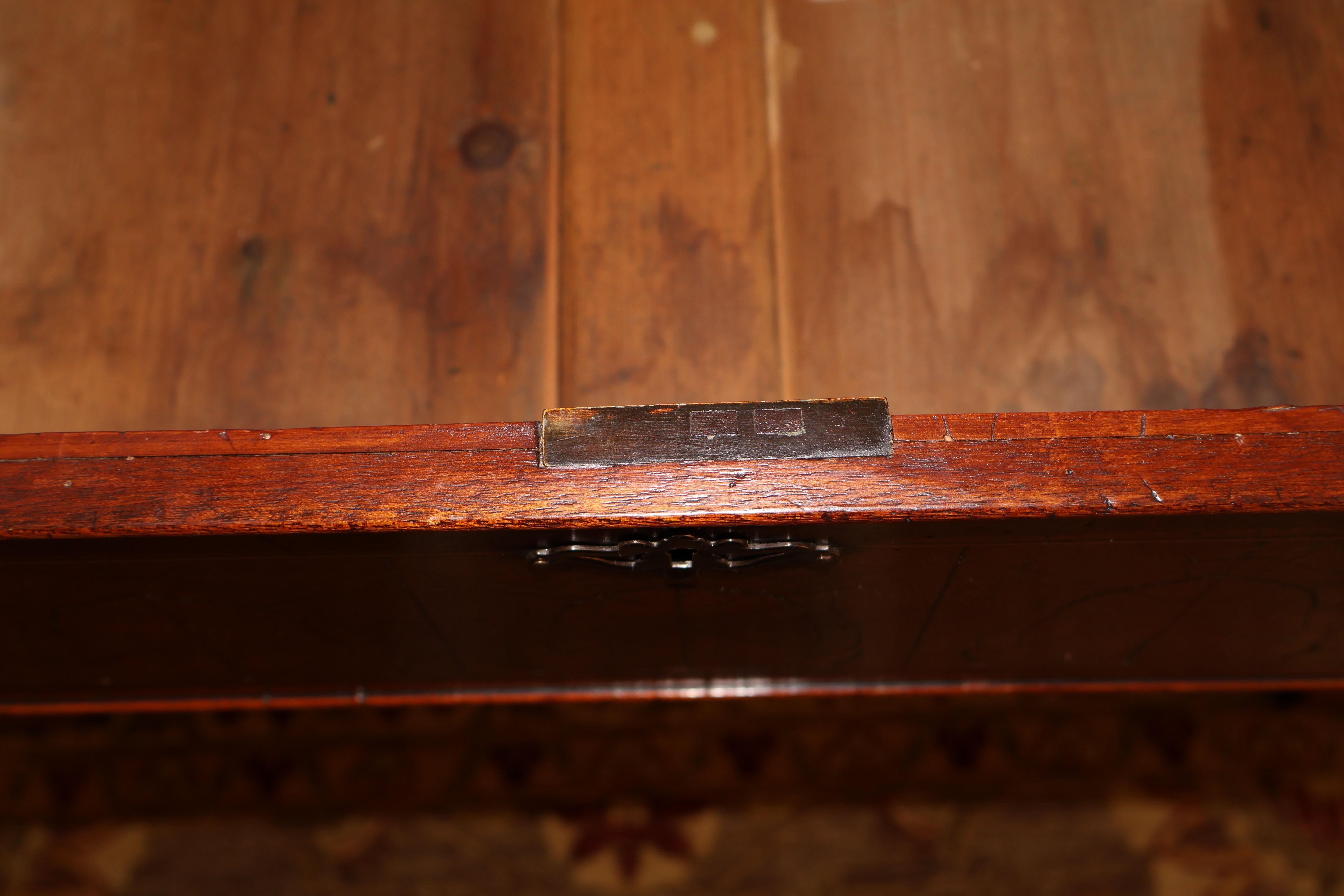 Englisch George II Stil Burled Austernholz Kommode Schubladen im Zustand „Gut“ im Angebot in Long Branch, NJ