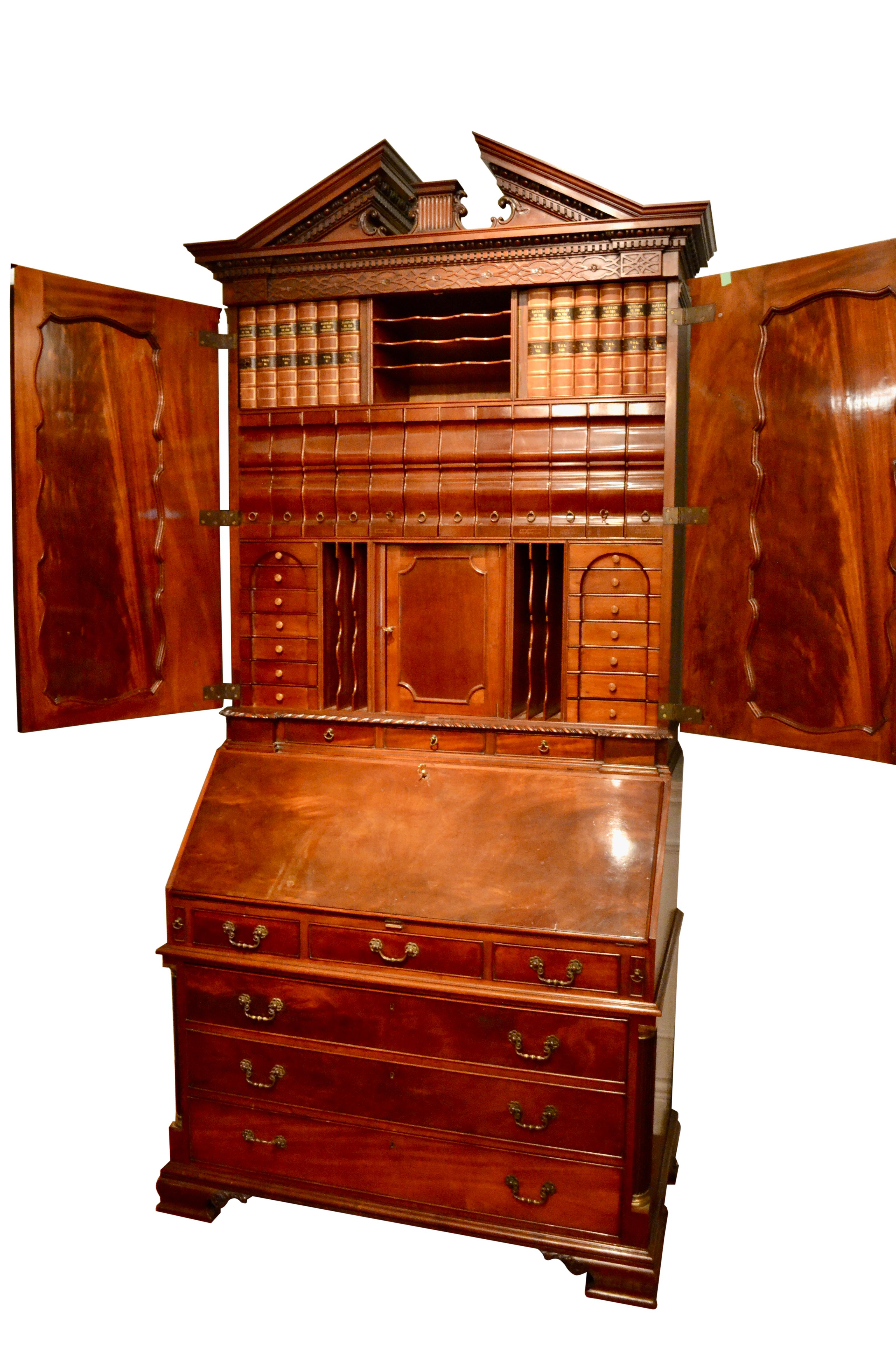 Englische Kommode im George-II-Stil mit Schubladen, Bücherregal und Klapppult (George II.) im Angebot