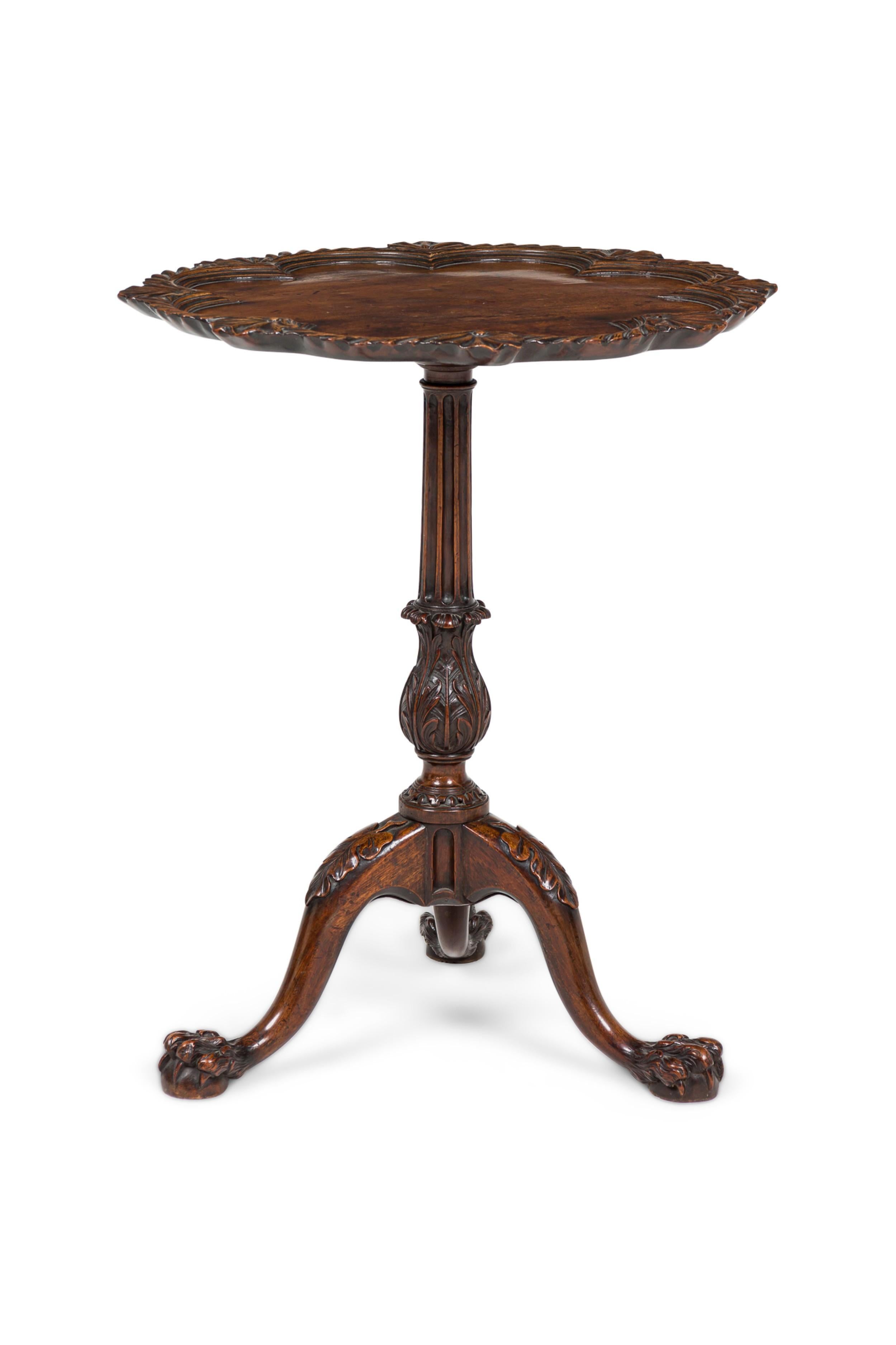 Table d'appoint en acajou de style George II (19e siècle) avec un plateau rond sculpté à bords festonnés sur un piédestal à colonnes cannelées et serties d'acanthes, soutenu par une base à trois pieds sculptés en cabriole se terminant par une