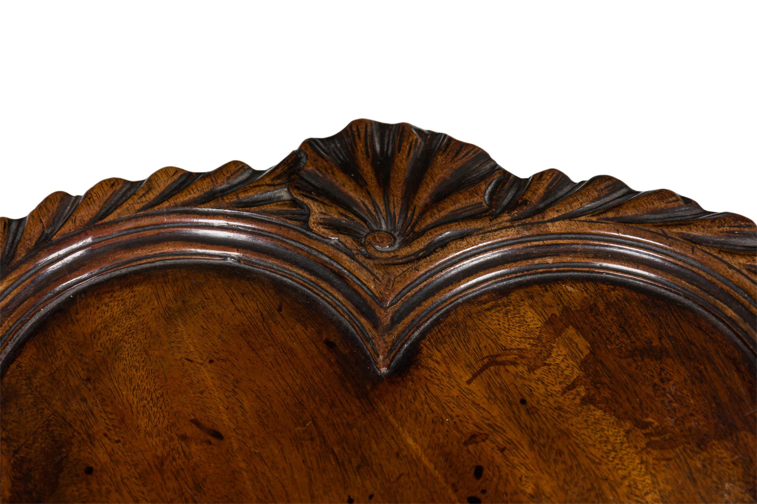 Sculpté English George II Style Pie Crust Pedestal Side Table en vente